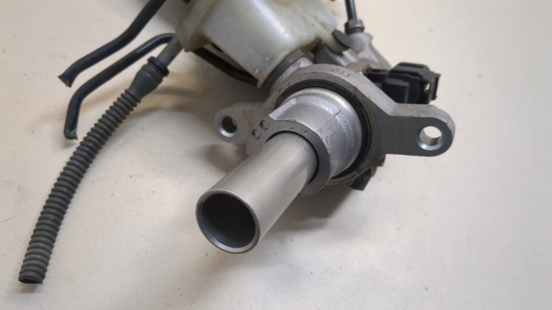 Цилиндр тормозной главный