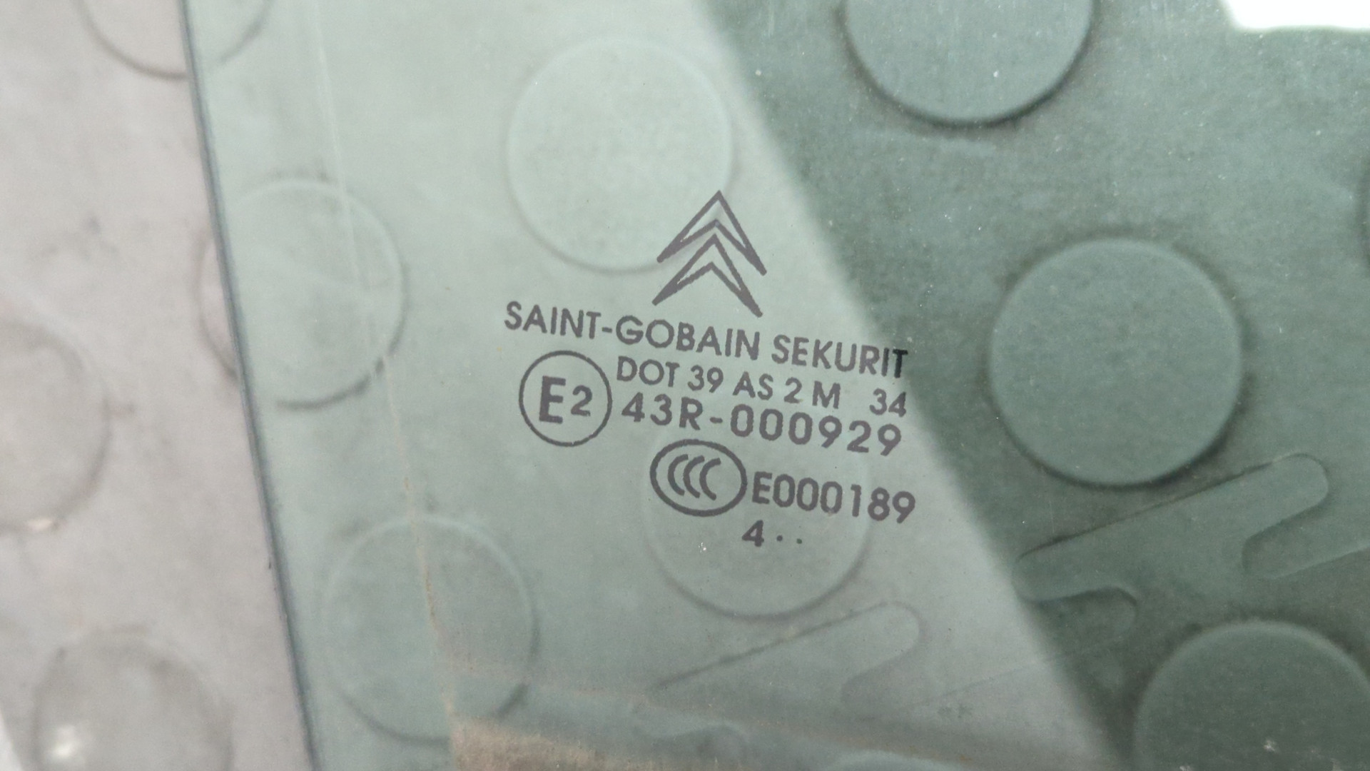 Стекло двери передней правой