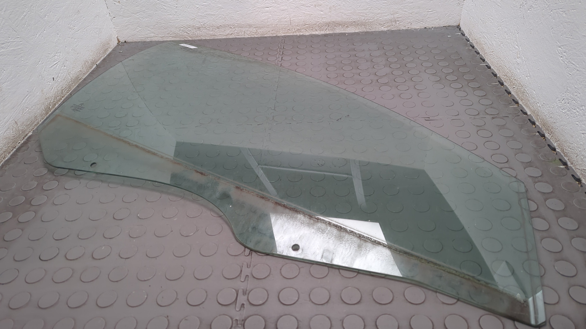 Стекло двери передней правой