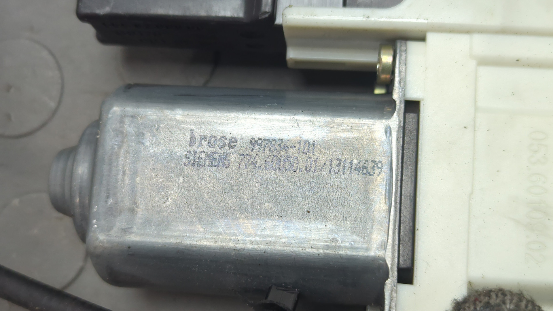 Стеклоподъемник электр. передний правый