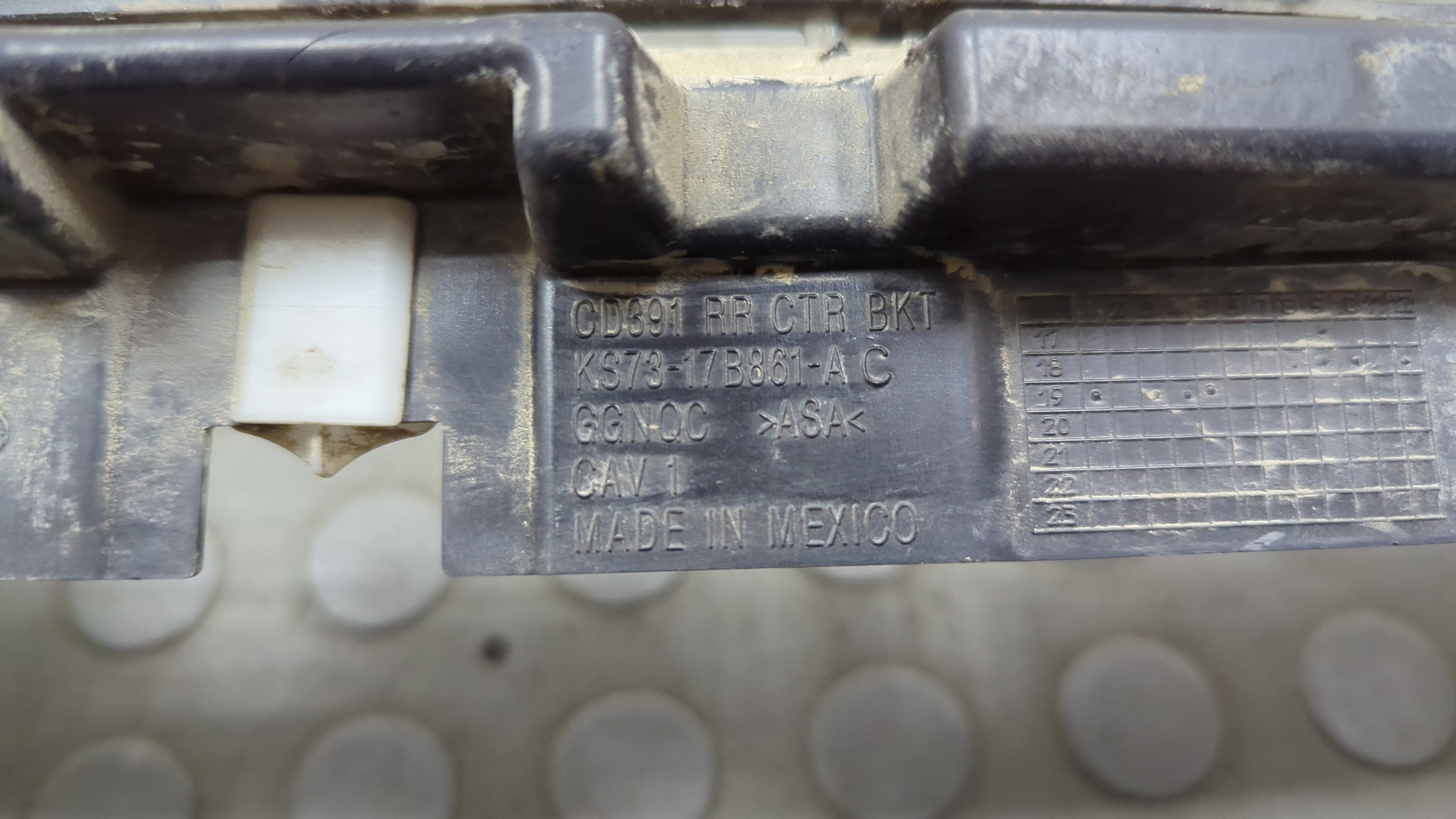 Кронштейн заднего бампера