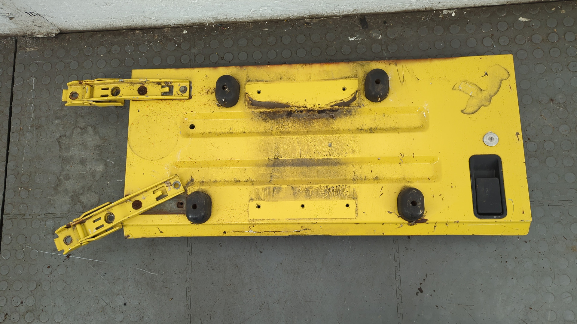 Дверь багажника нижняя (борт)