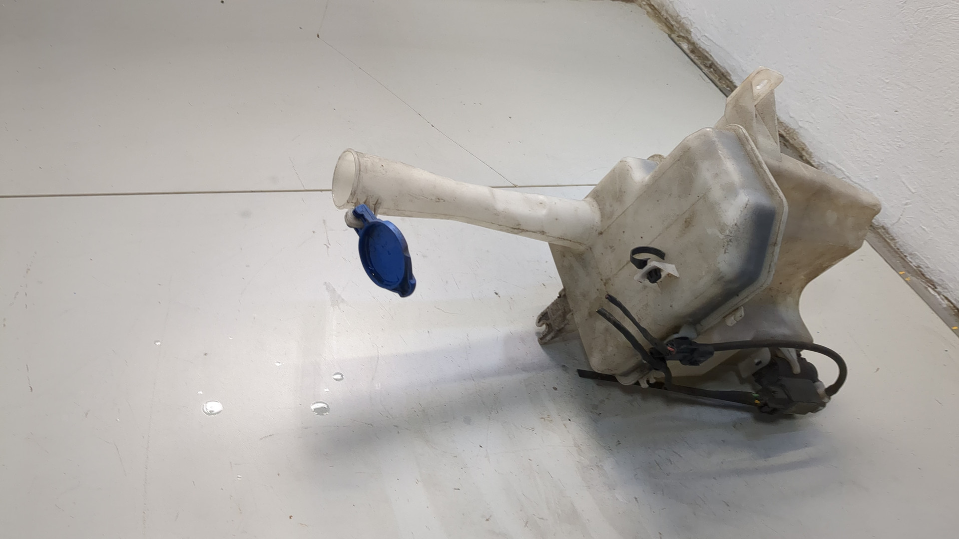 Бачок омывателя лобового стекла