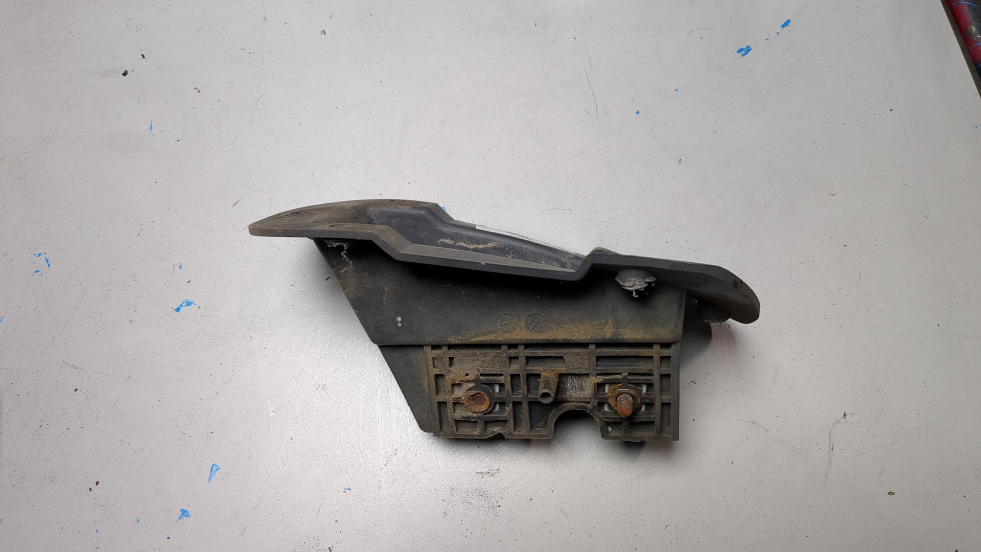 Кронштейн переднего бампера правый