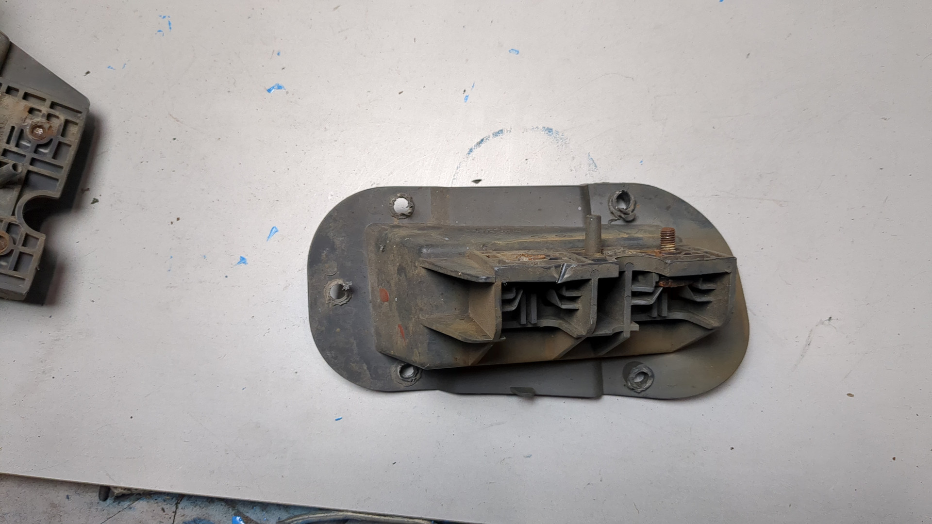 Кронштейн переднего бампера правый