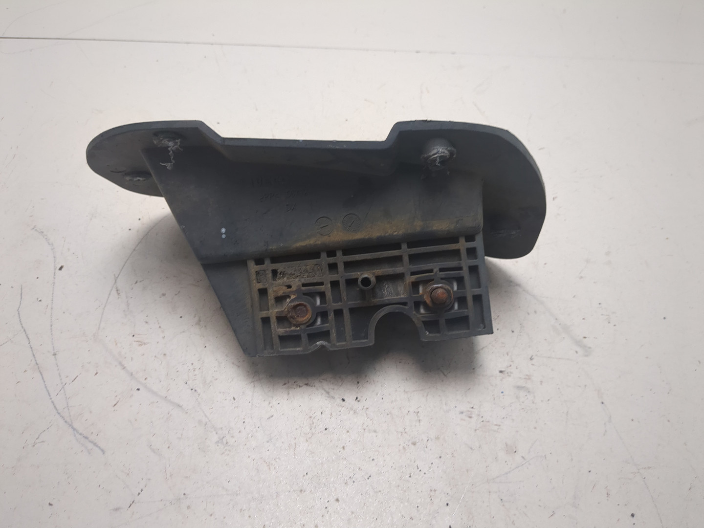 Кронштейн переднего бампера правый