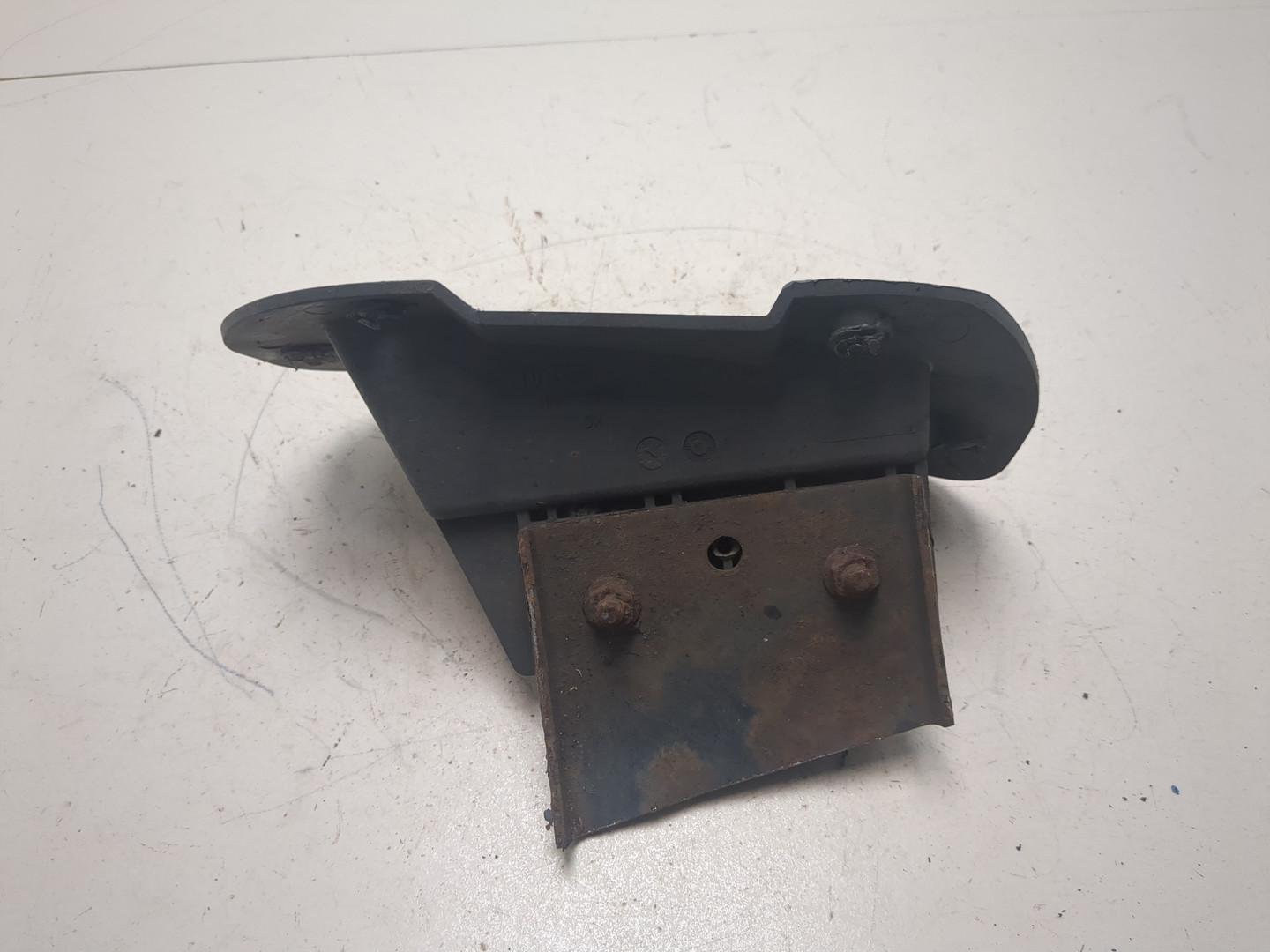 Кронштейн переднего бампера правый