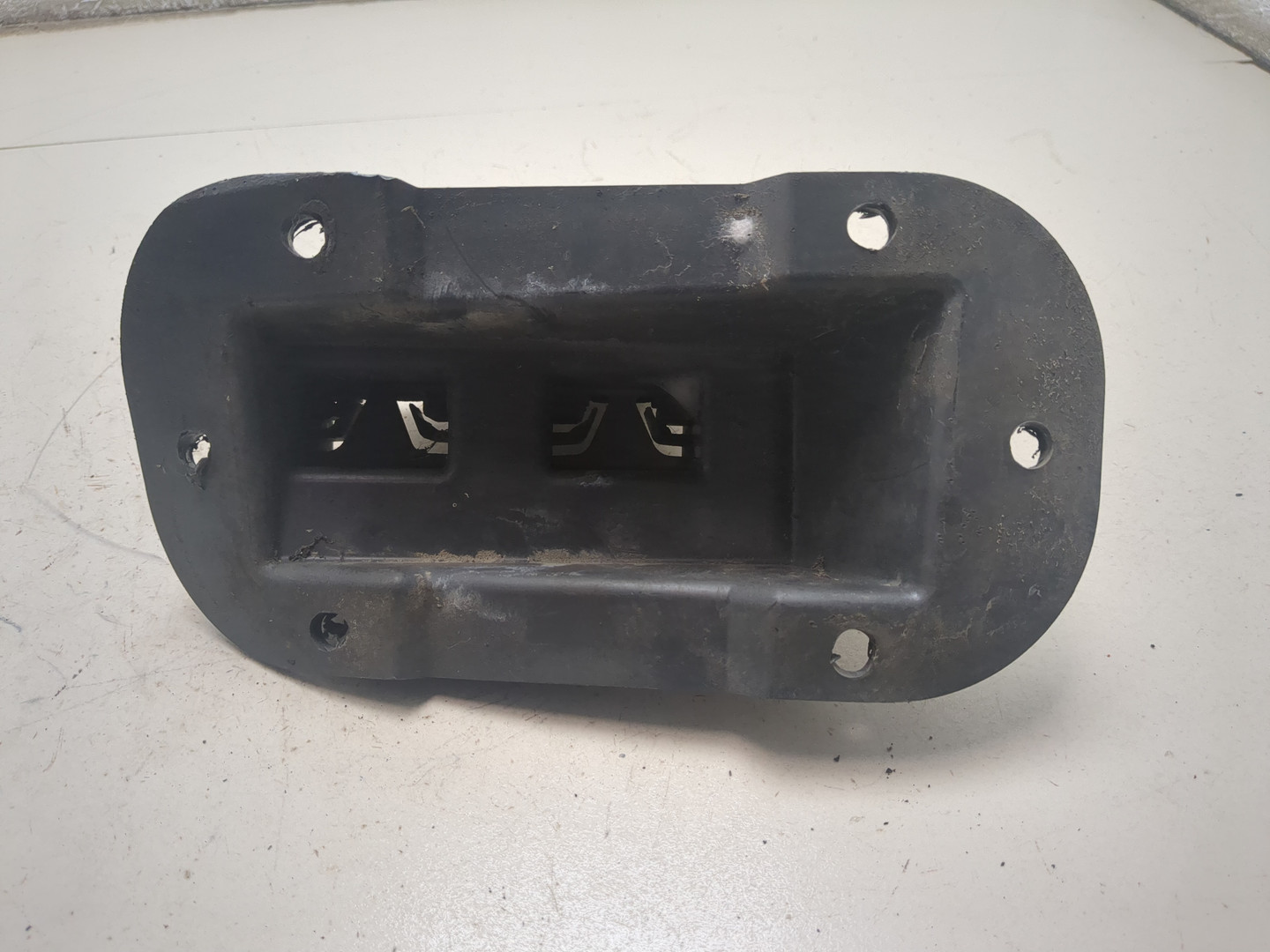 Кронштейн переднего бампера правый