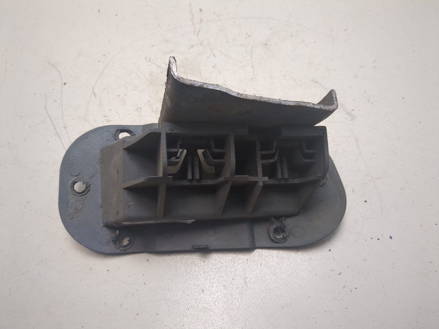 Кронштейн переднего бампера правый