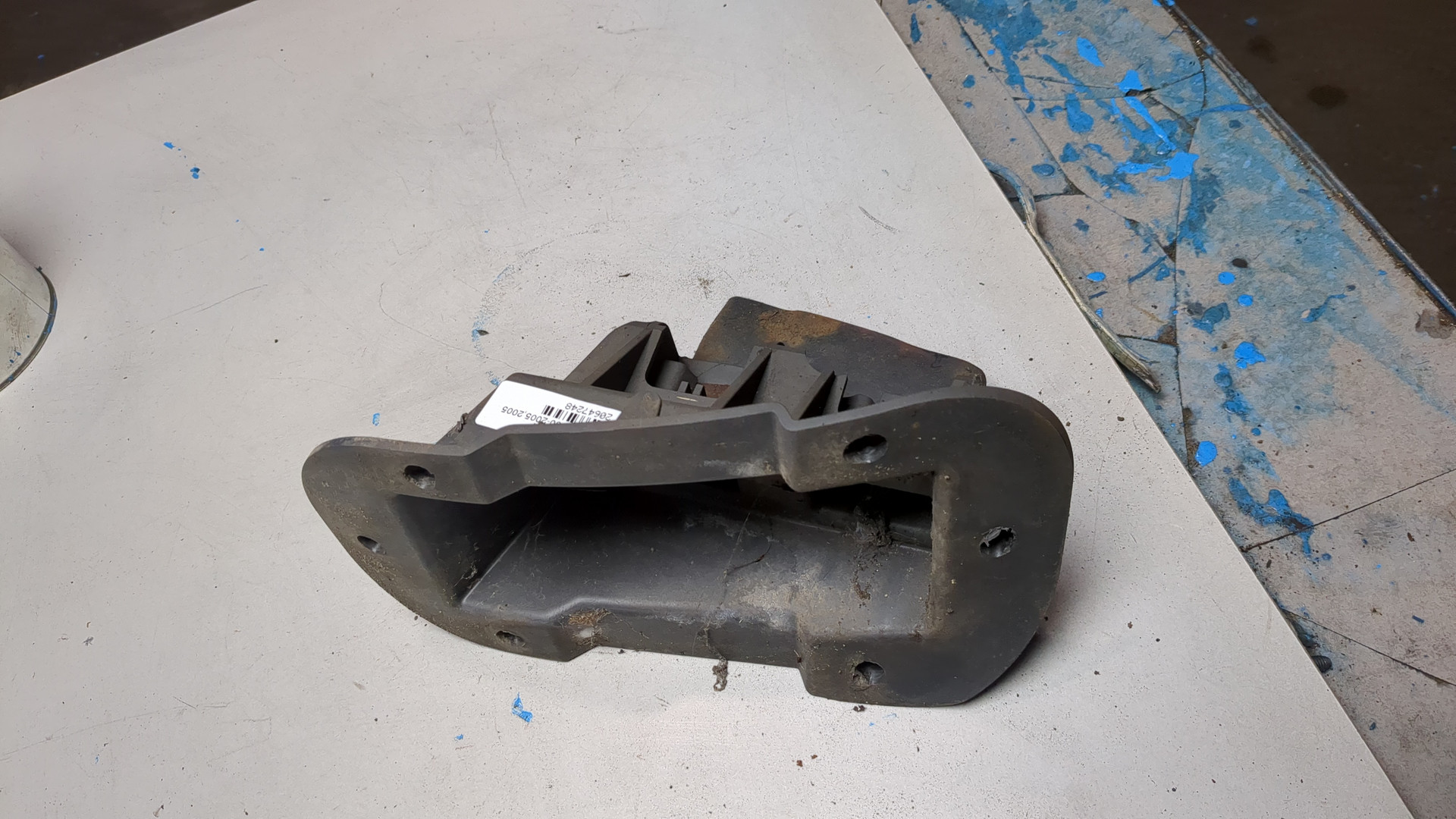 Кронштейн переднего бампера правый