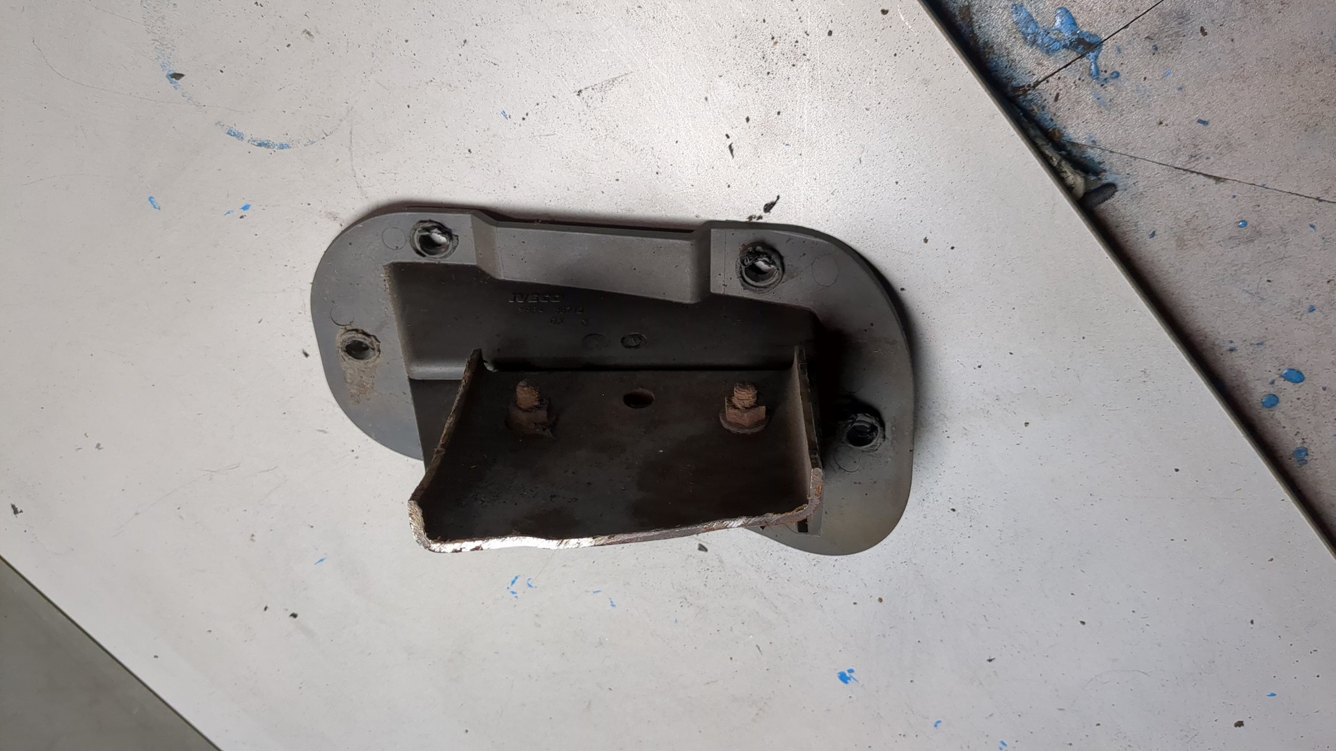 Кронштейн переднего бампера правый