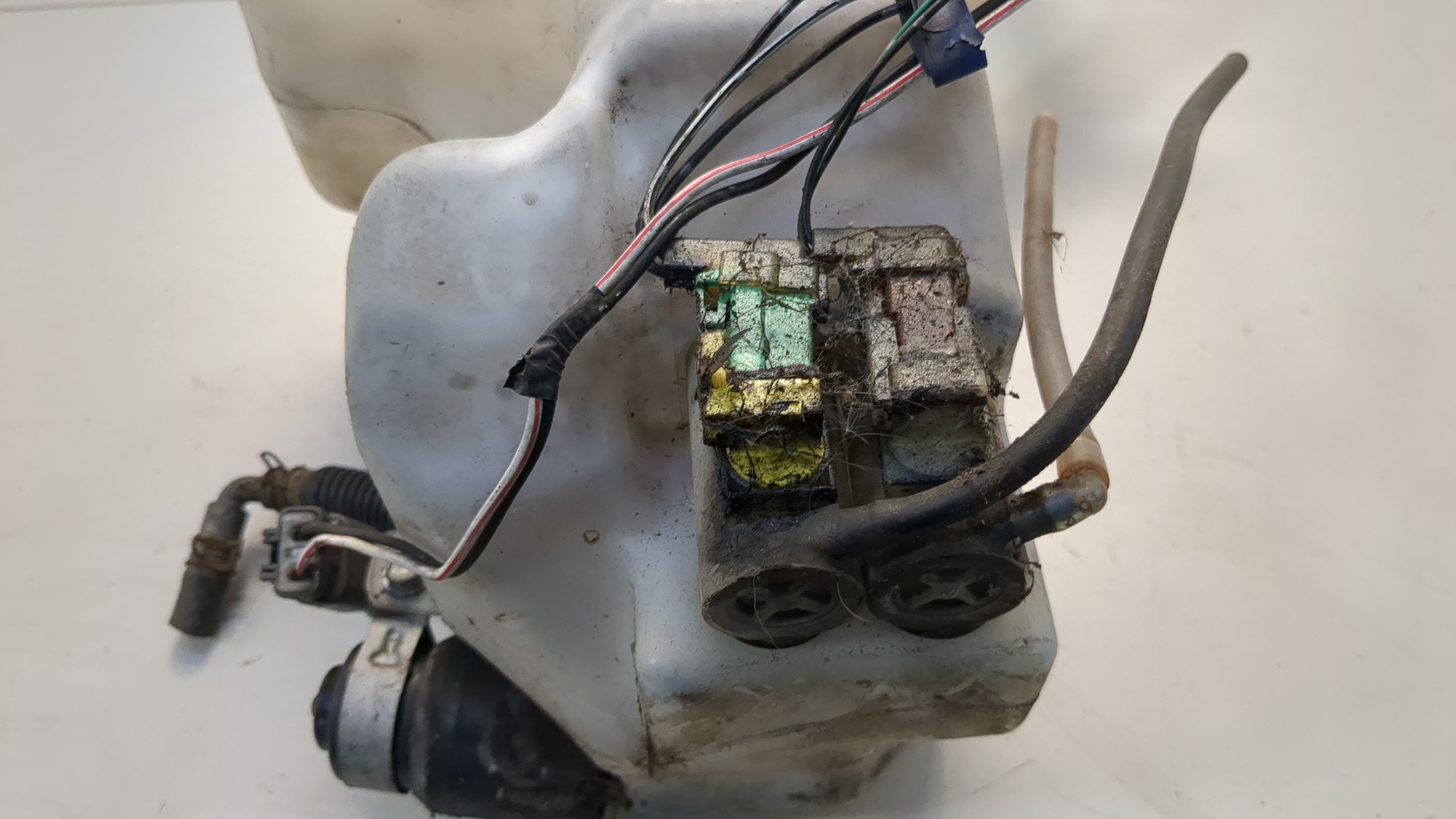 Бачок омывателя лобового стекла