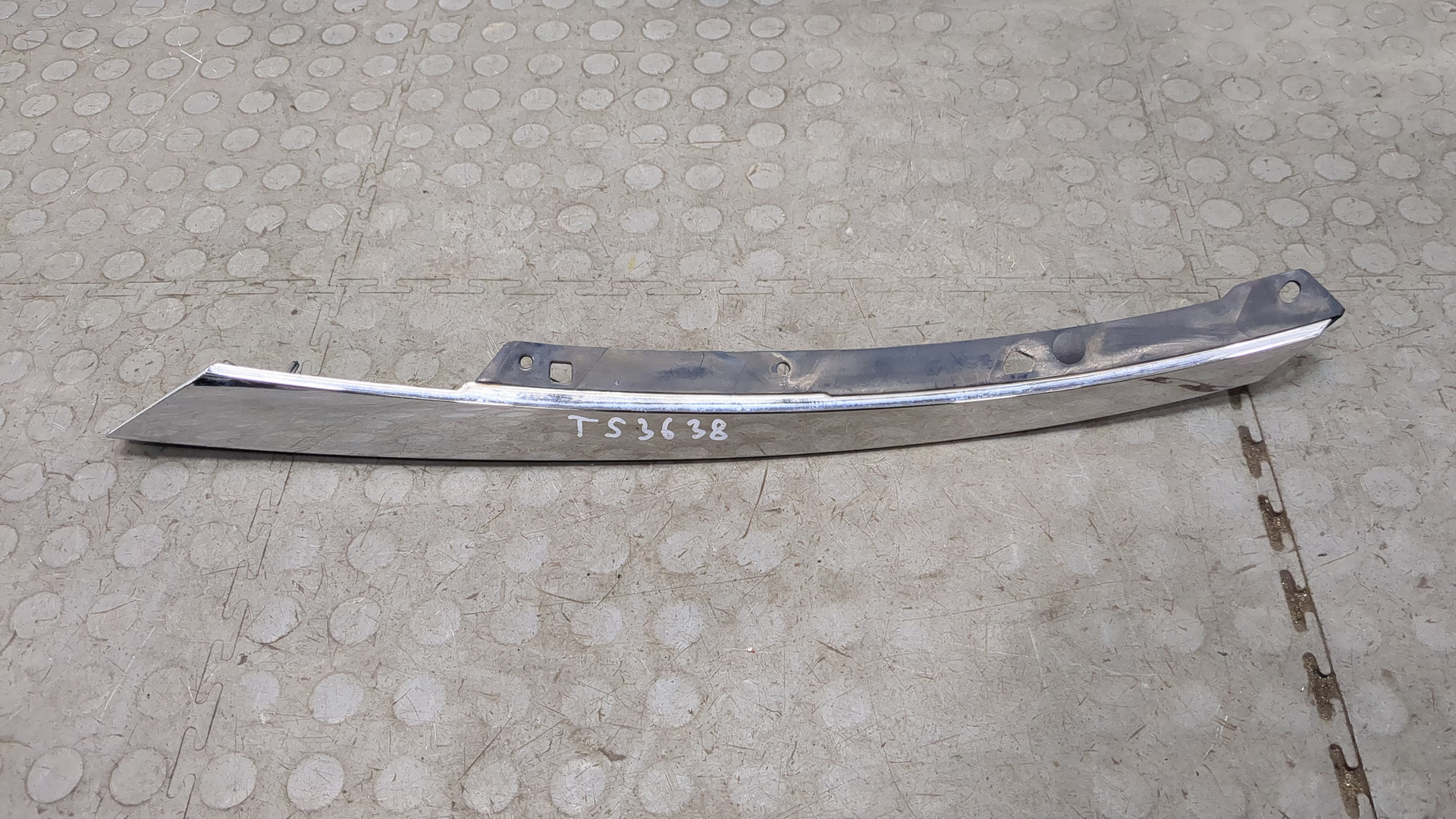 Планка под фару левая