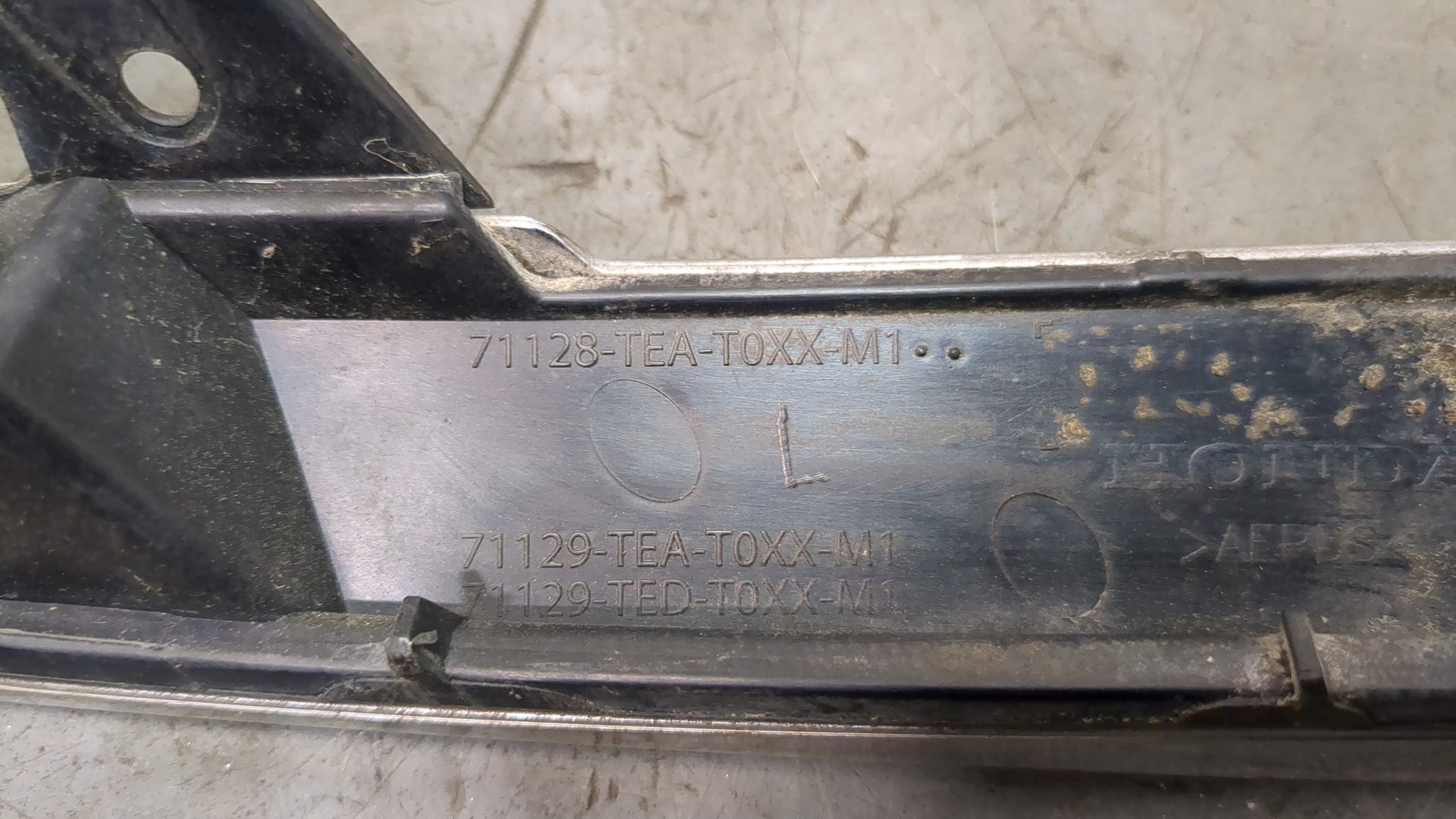 Планка под фару левая