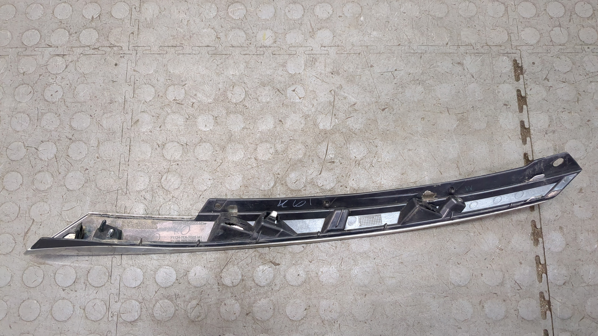 Планка под фару правая