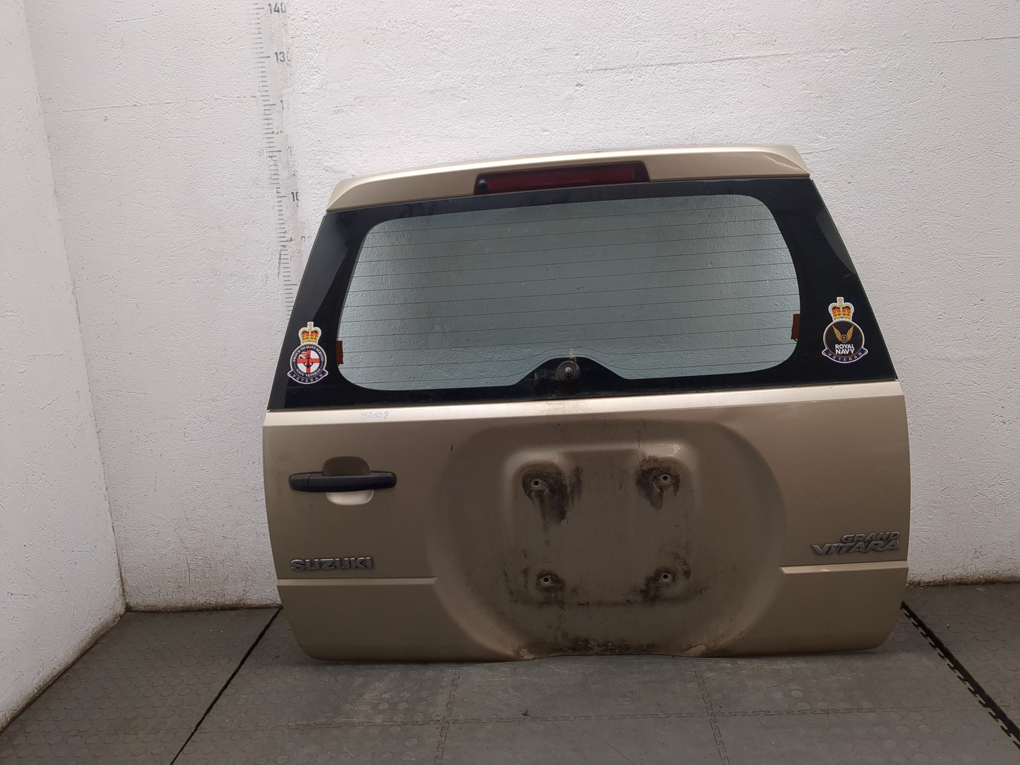 Дверь багажника