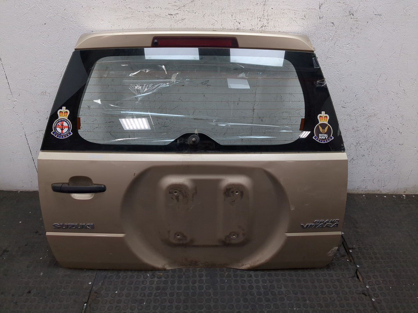 Дверь багажника