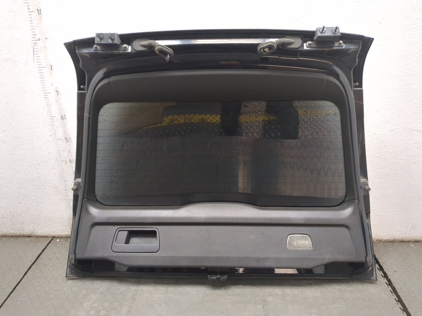 Дверь багажника