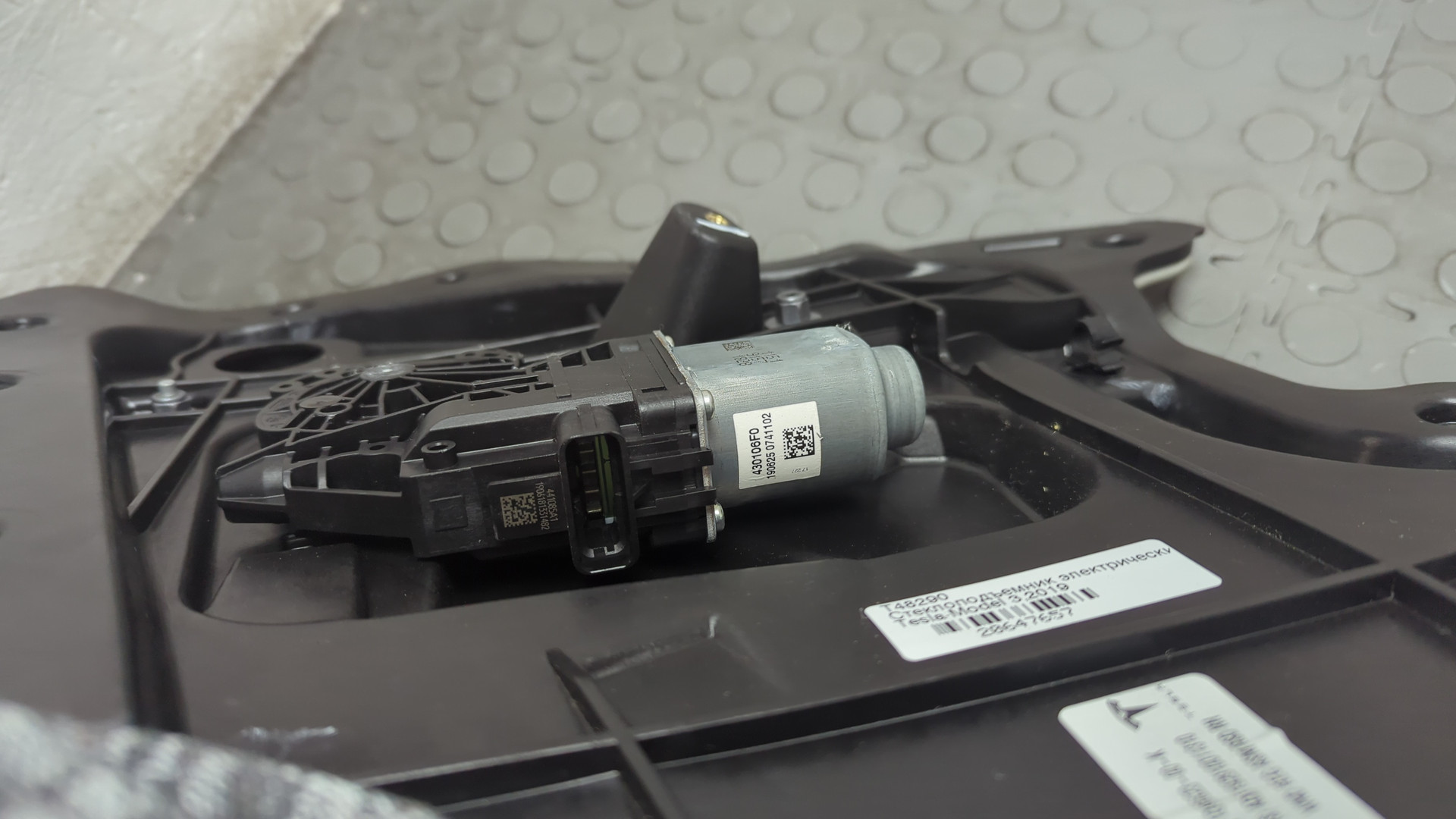 Стеклоподъемник электр. задний правый