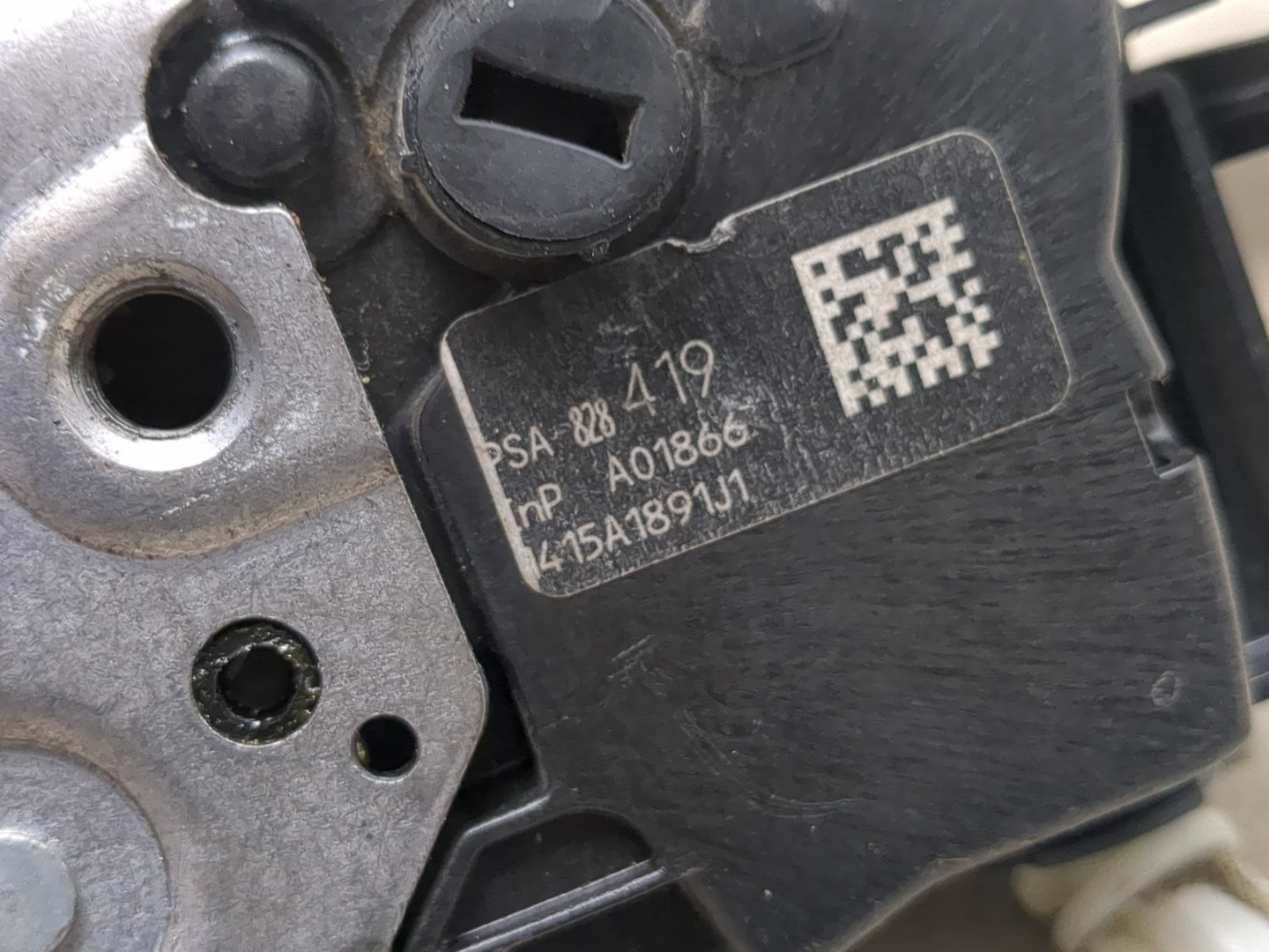 Замок двери задней левой