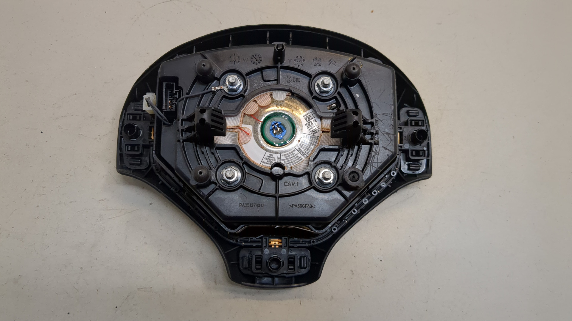 Подушка безопасности в рулевое колесо