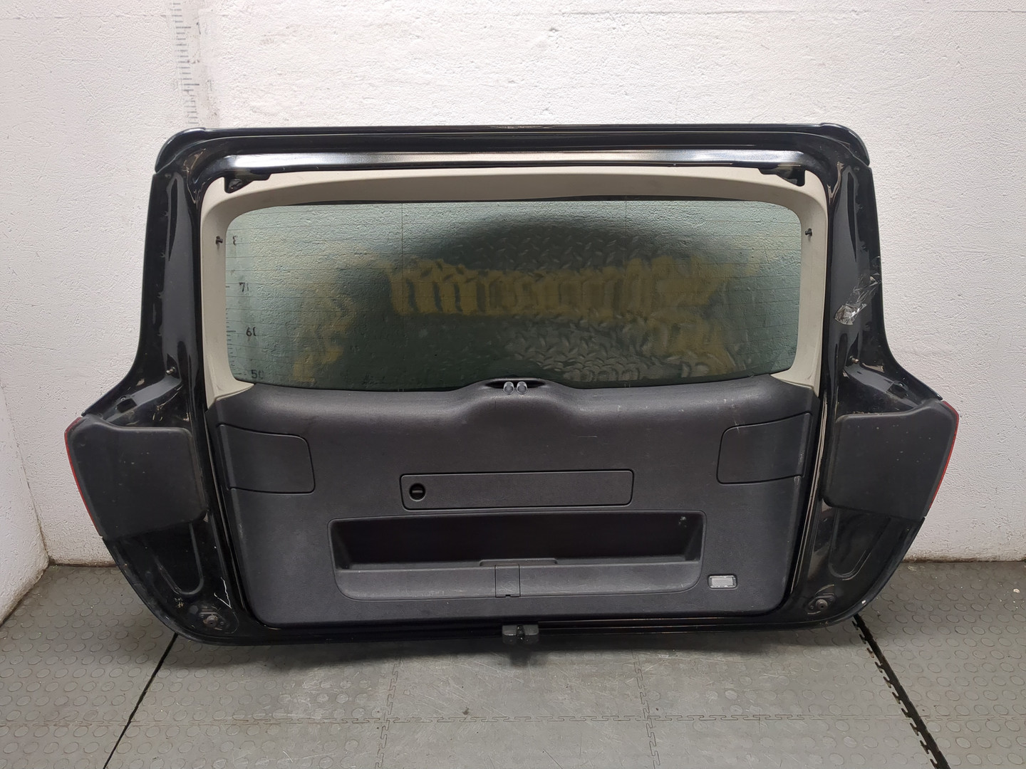 Дверь багажника