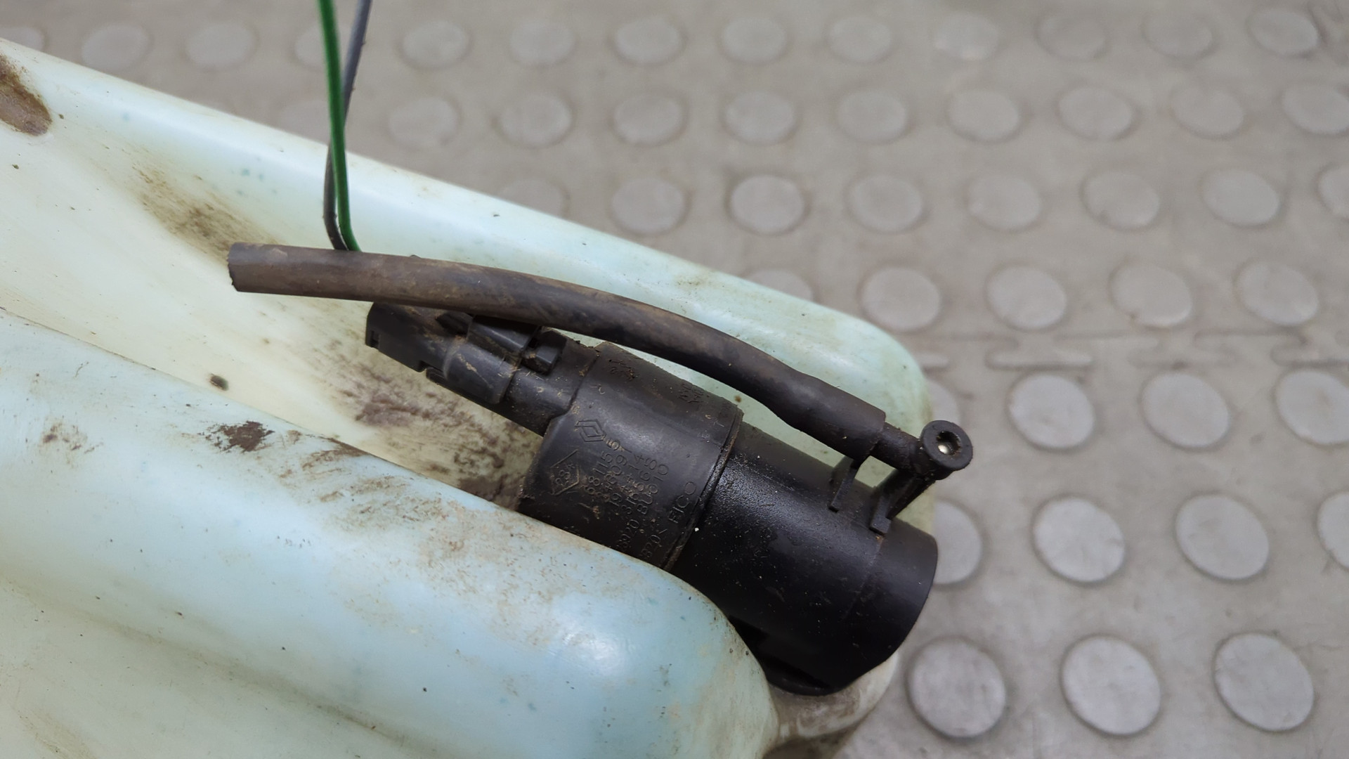 Бачок омывателя лобового стекла