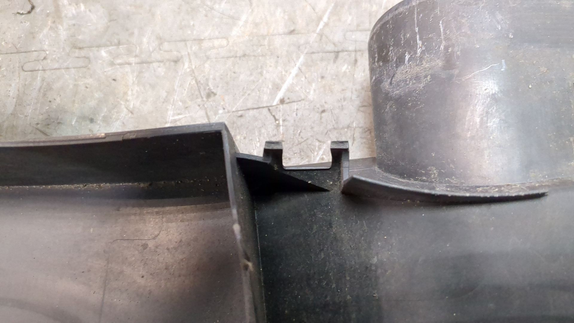 Кожух замка капота