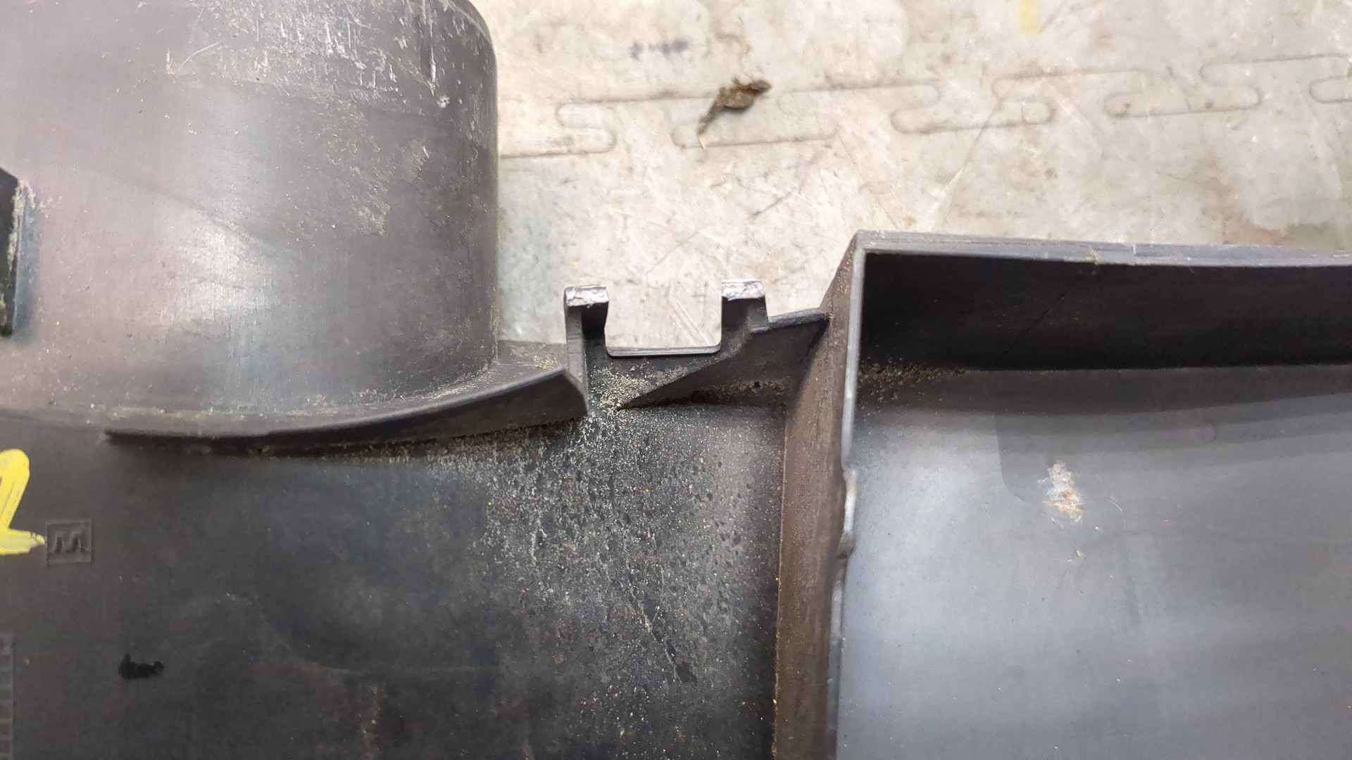 Кожух замка капота