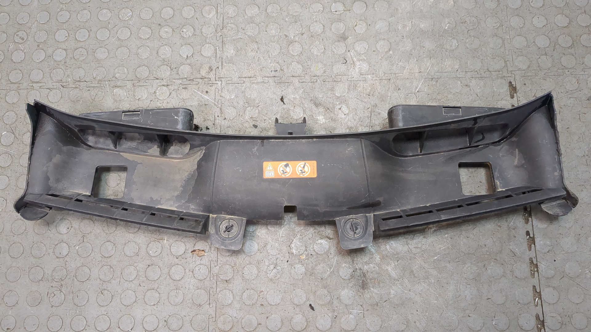 Кожух замка капота