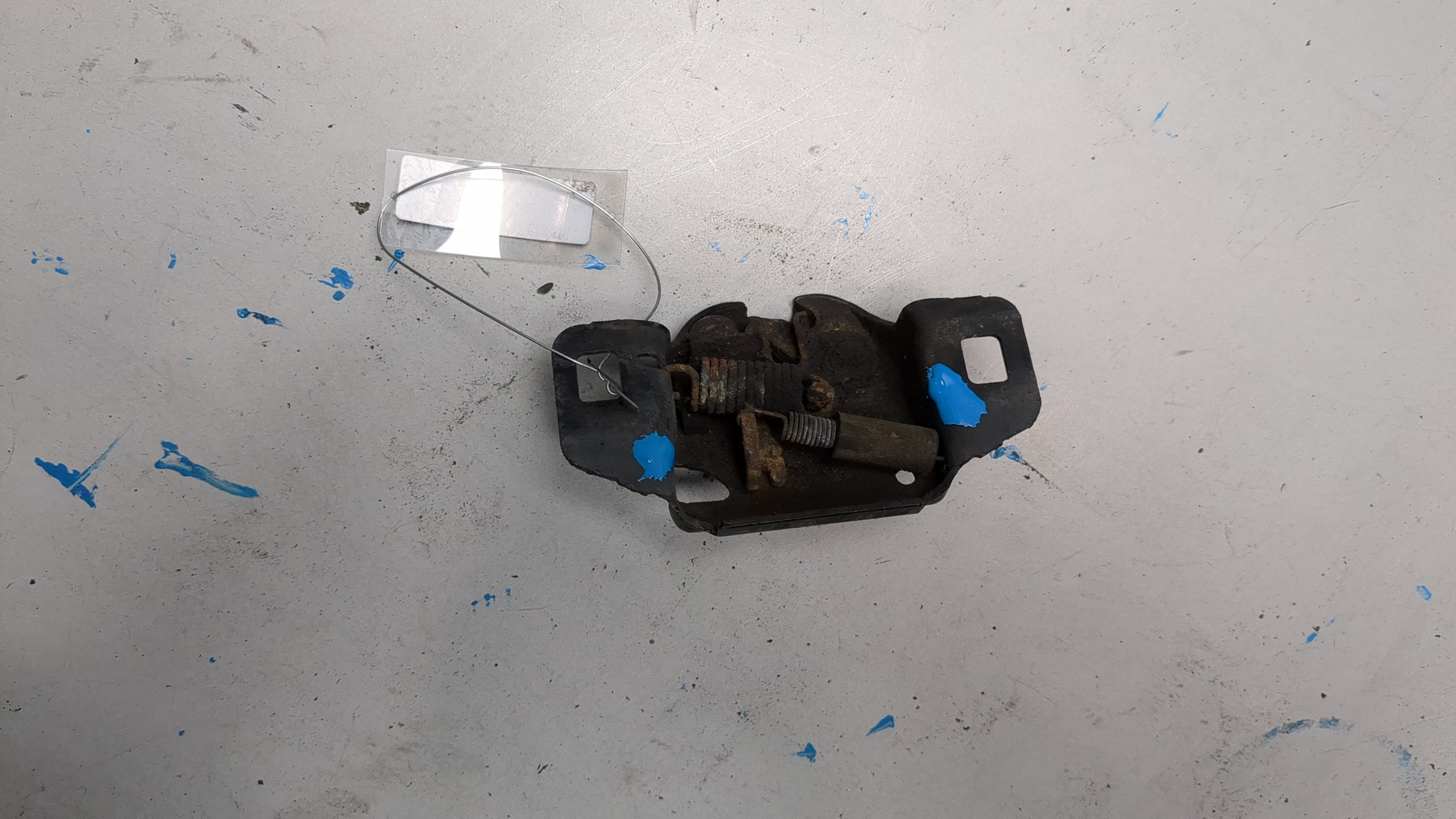 Замок капота