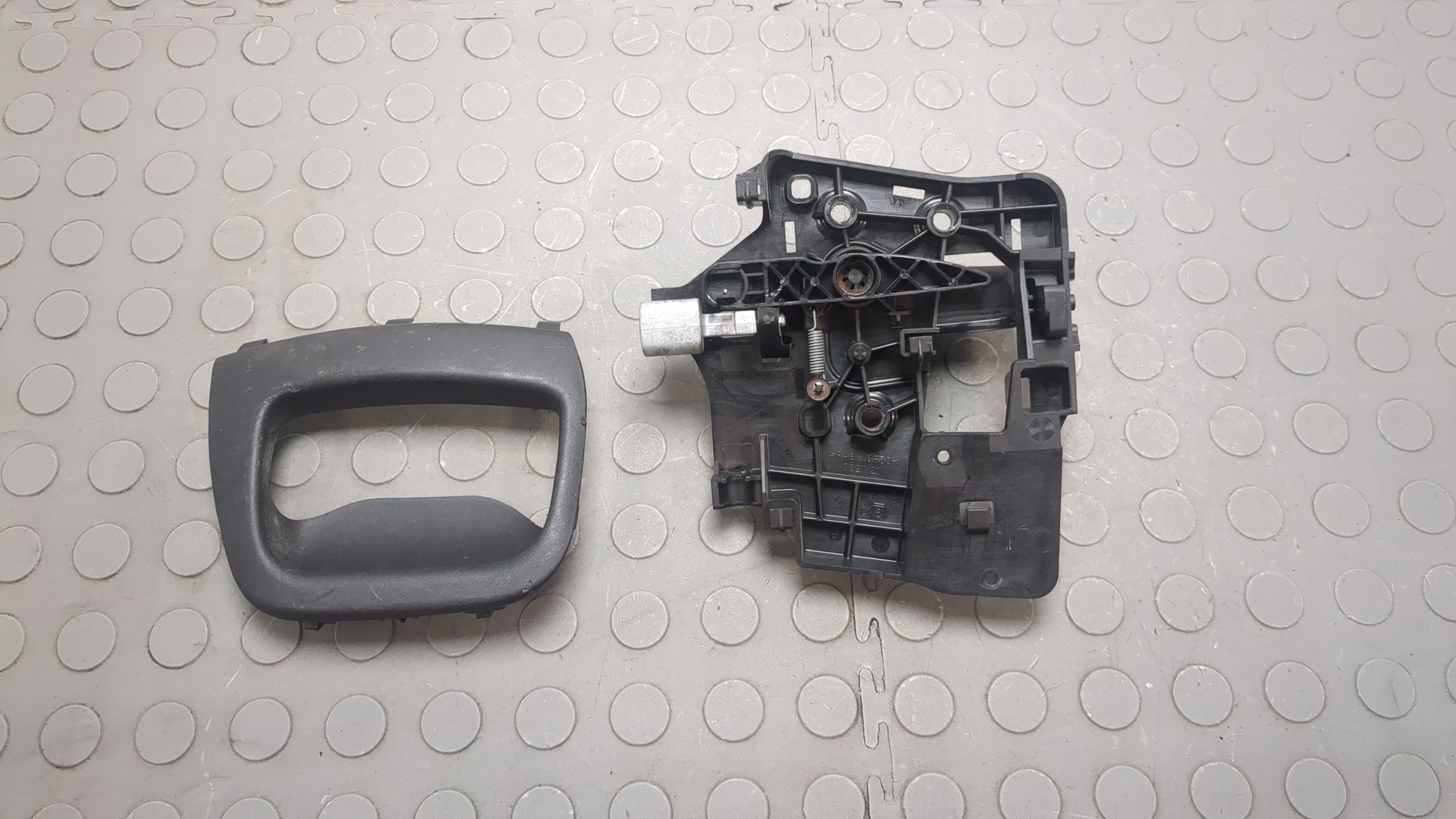 Ручка двери сдвижной наружная левая