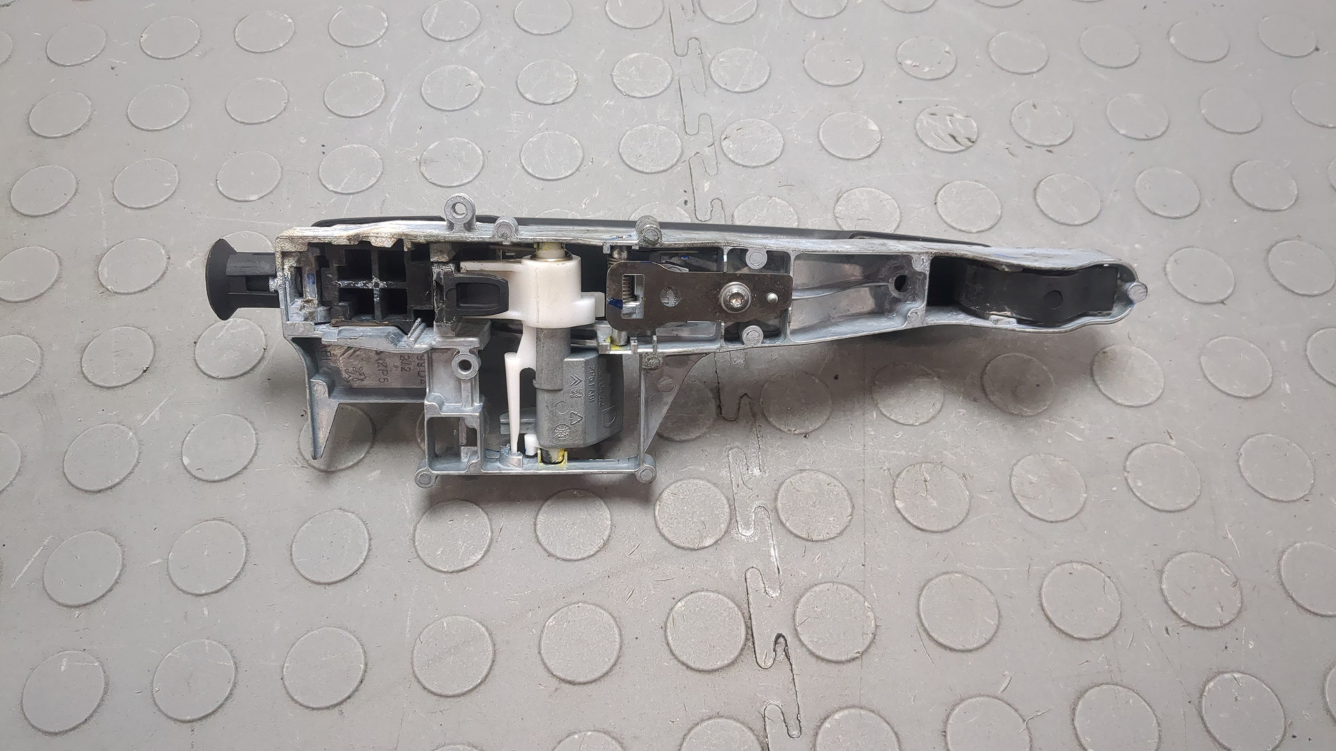 Ручка двери задней наружная левая