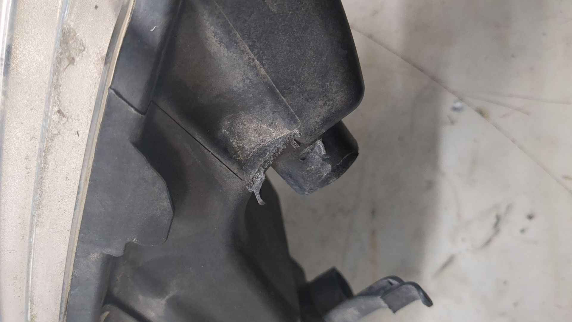 Фара противотуманная левая