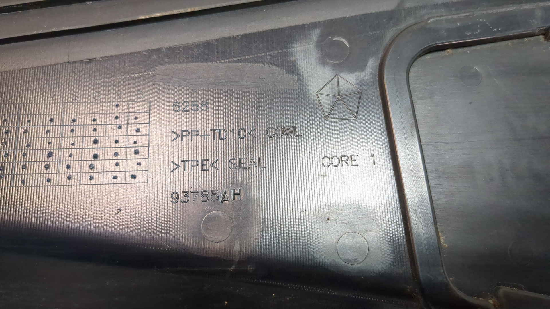 Решетка стеклоочистителей (Жабо)