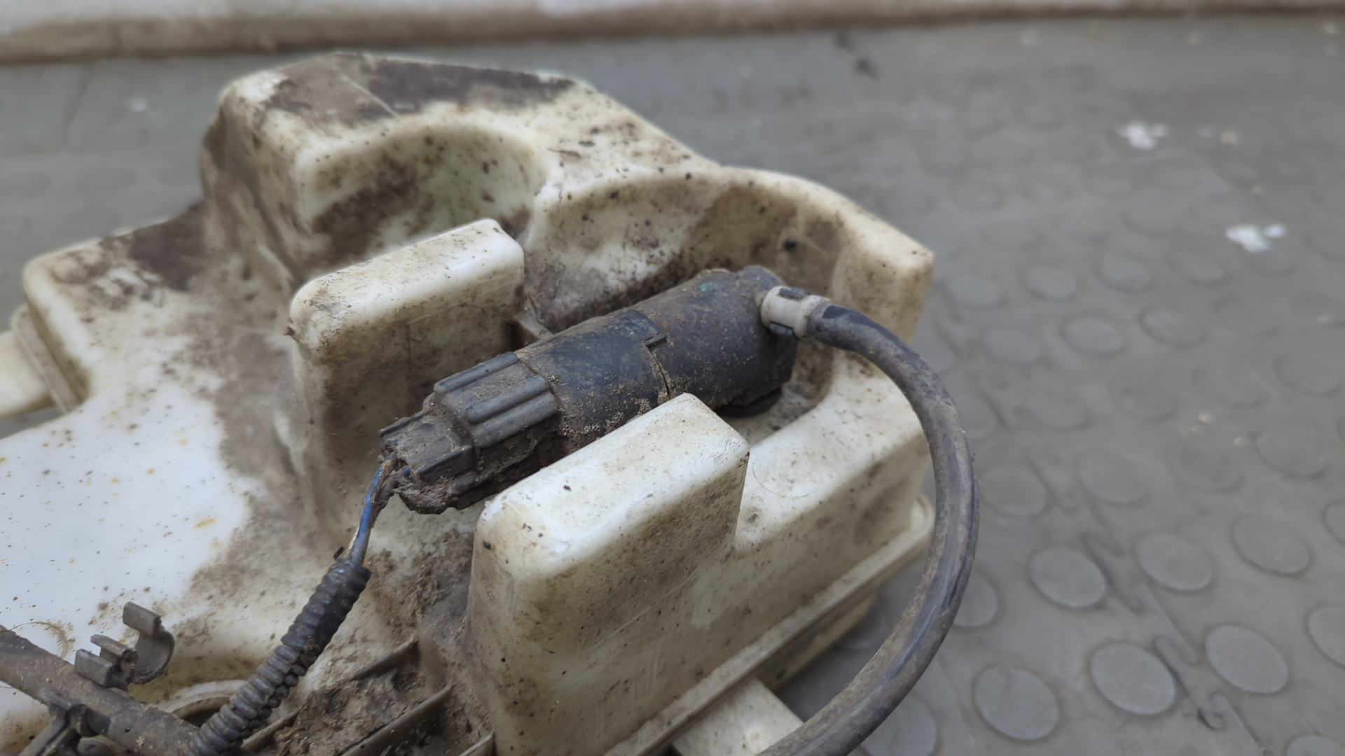 Бачок омывателя лобового стекла