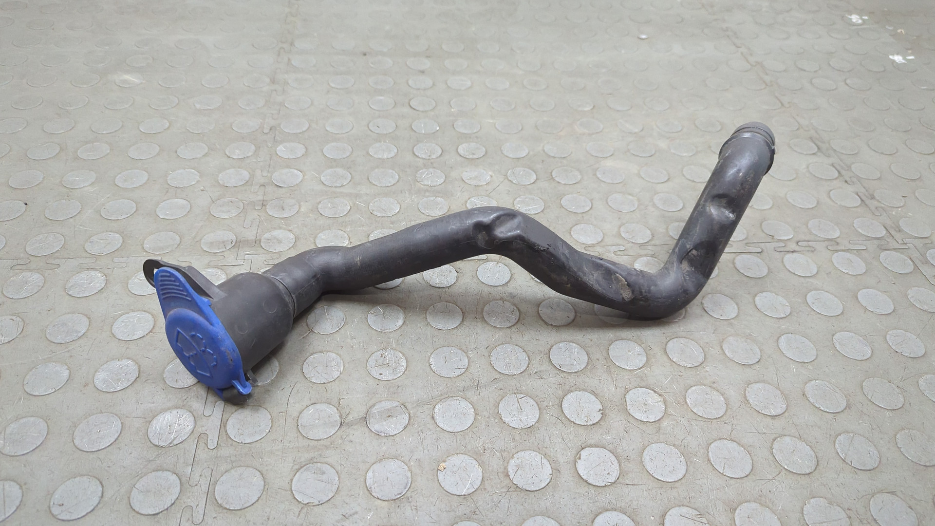 Горловина бачка омывателя