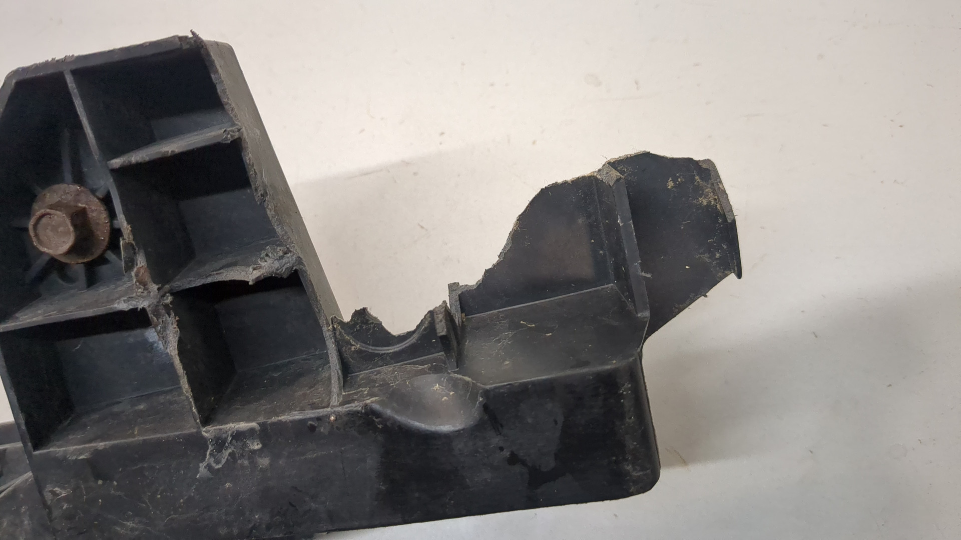 Кронштейн фар левый