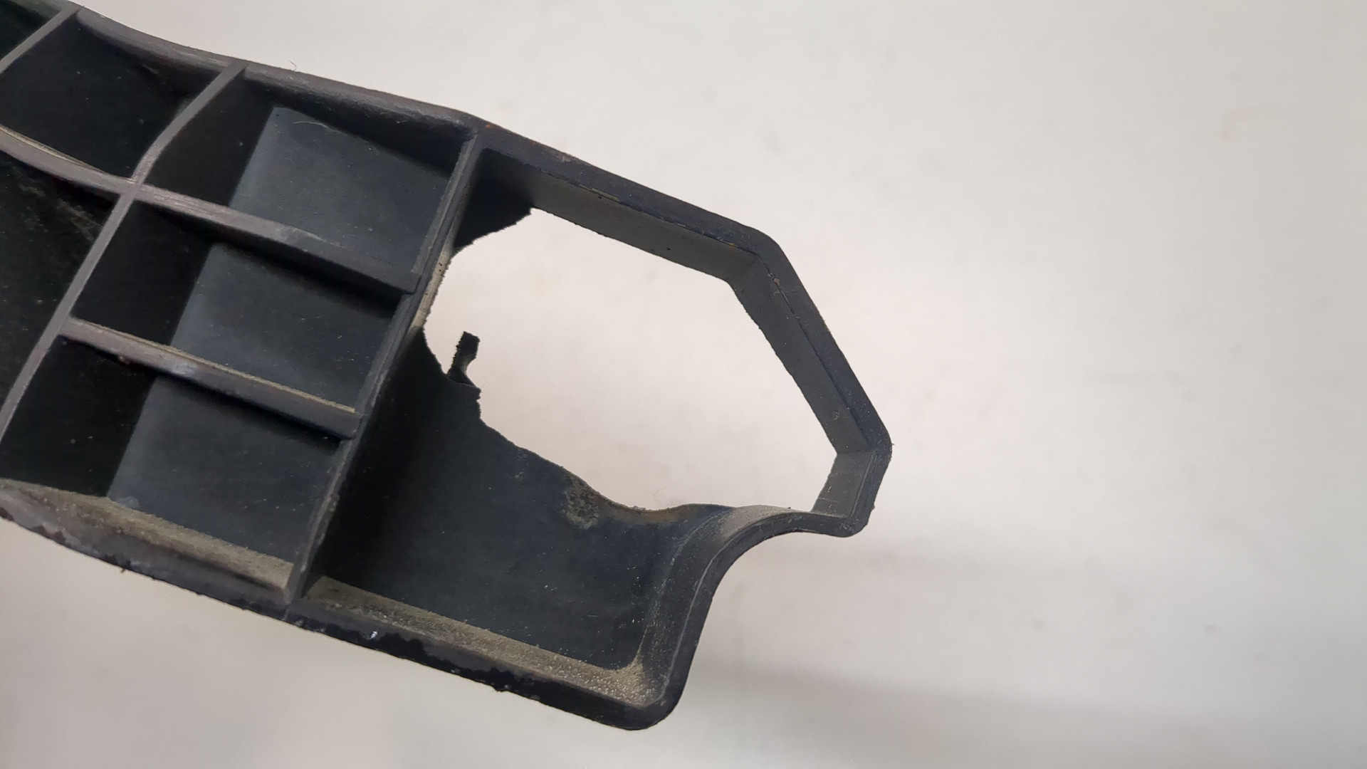 Кронштейн фар левый