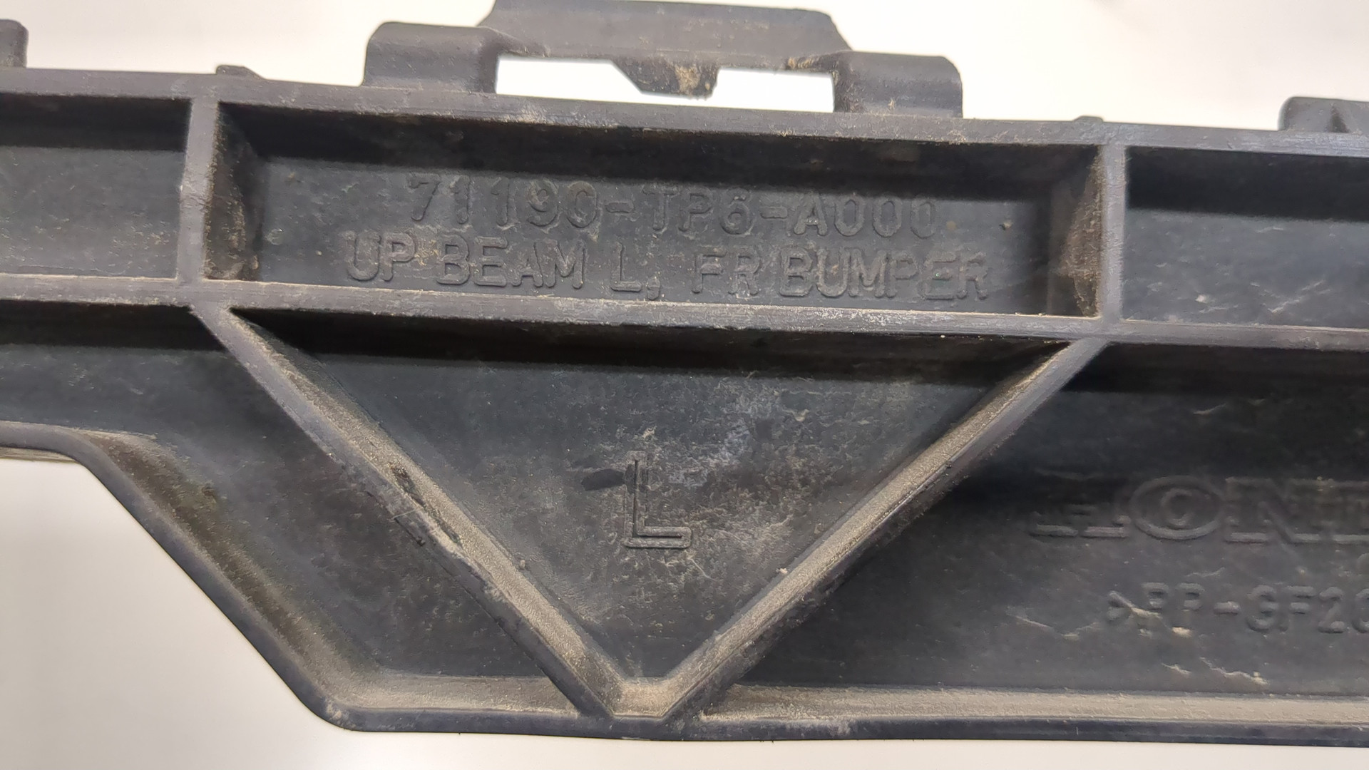 Кронштейн фар левый