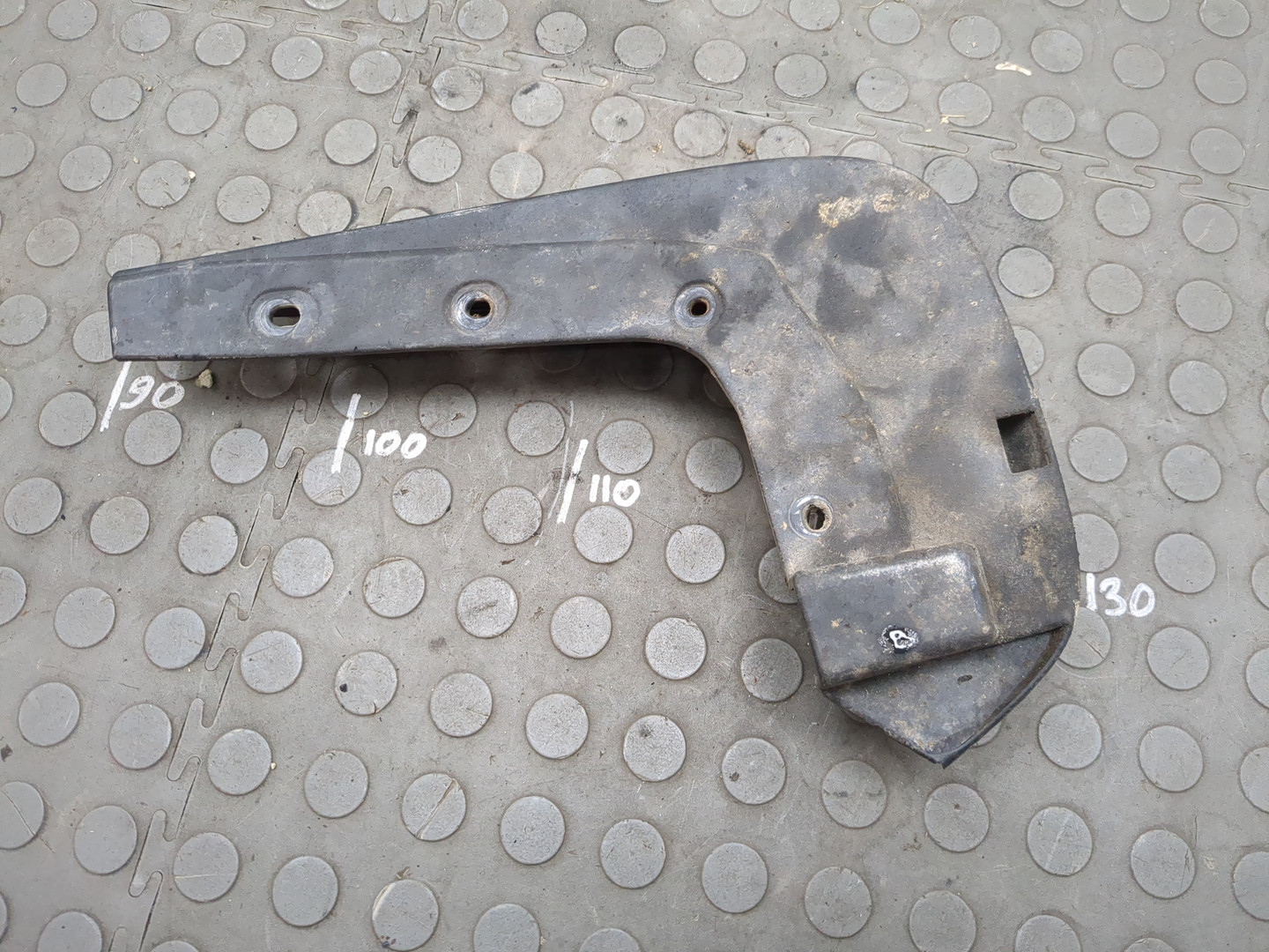 Брызговик передний левый