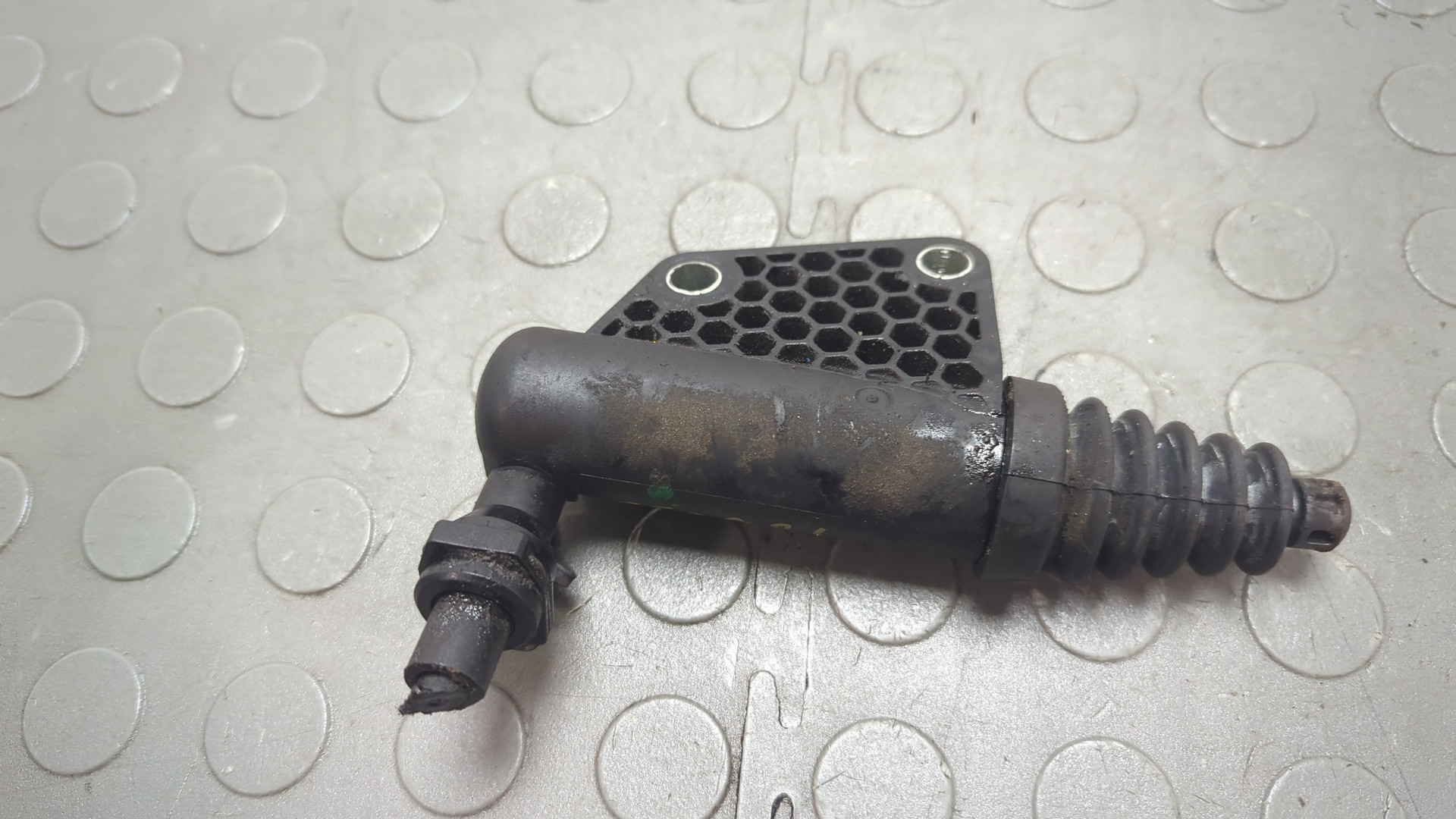 Цилиндр сцепления рабочий