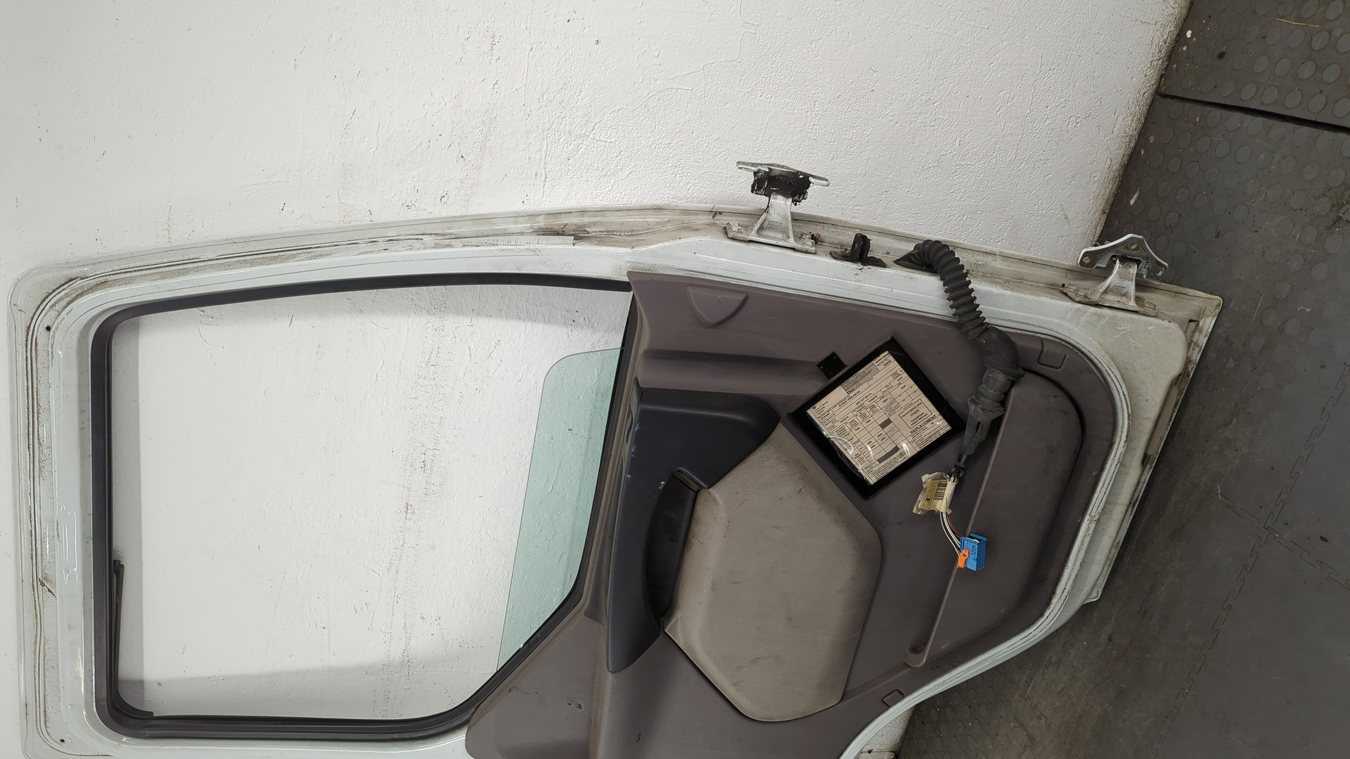 Дверь передняя левая