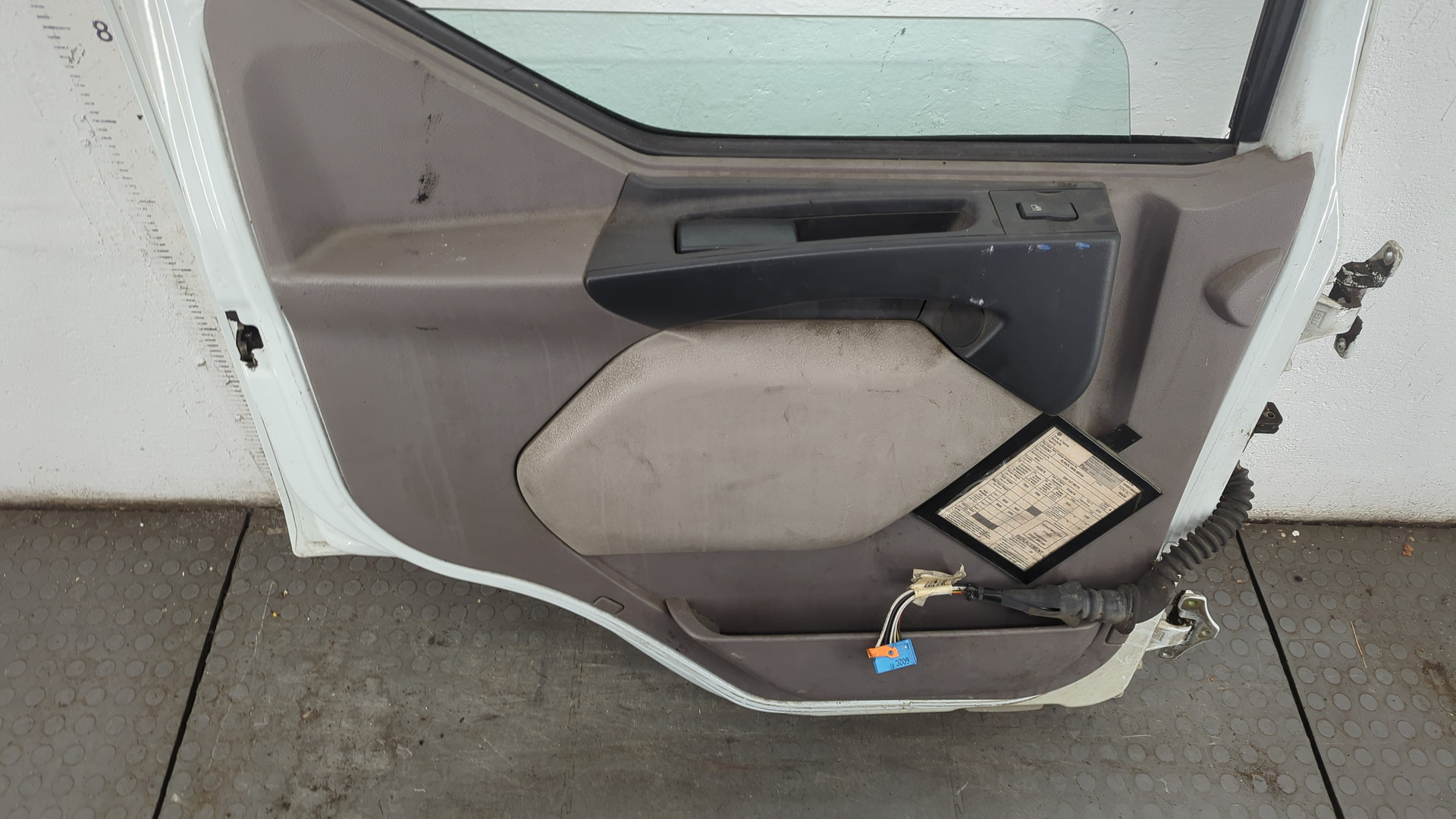 Дверь передняя левая