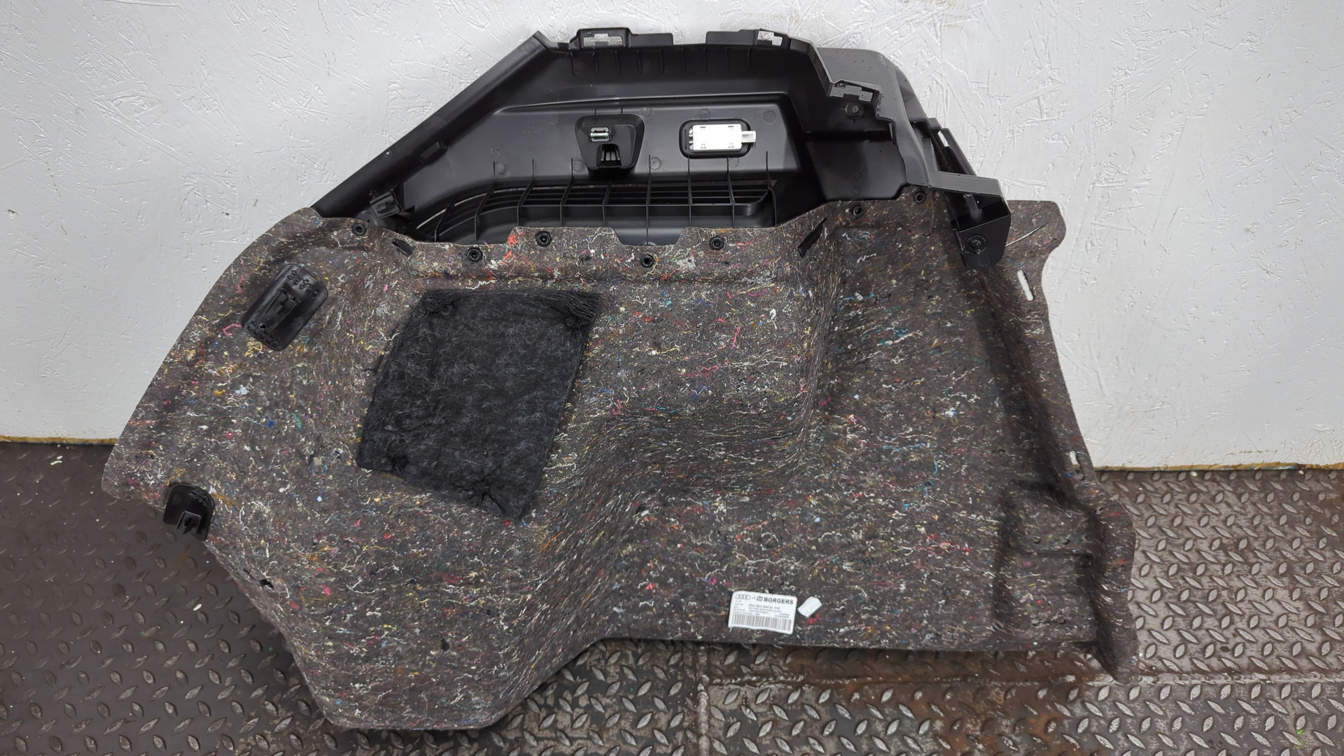 Обшивка багажника