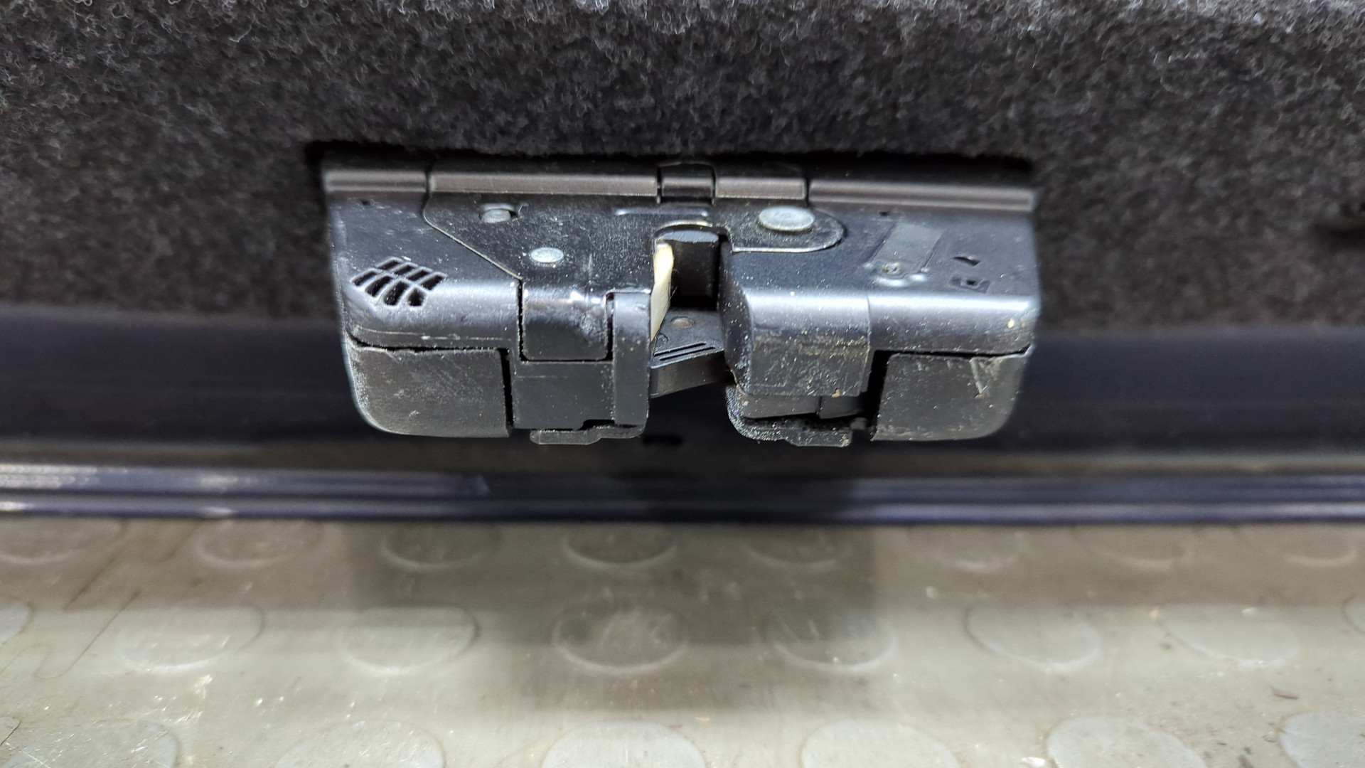 Дверь багажника