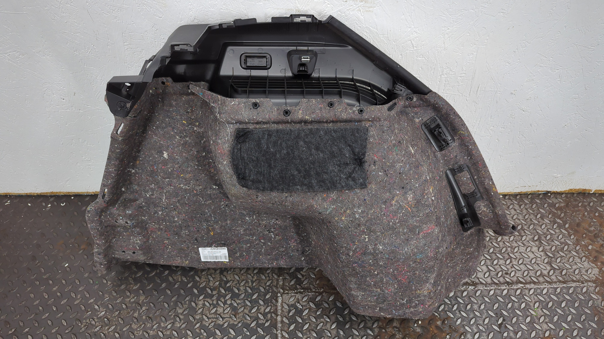 Обшивка багажника