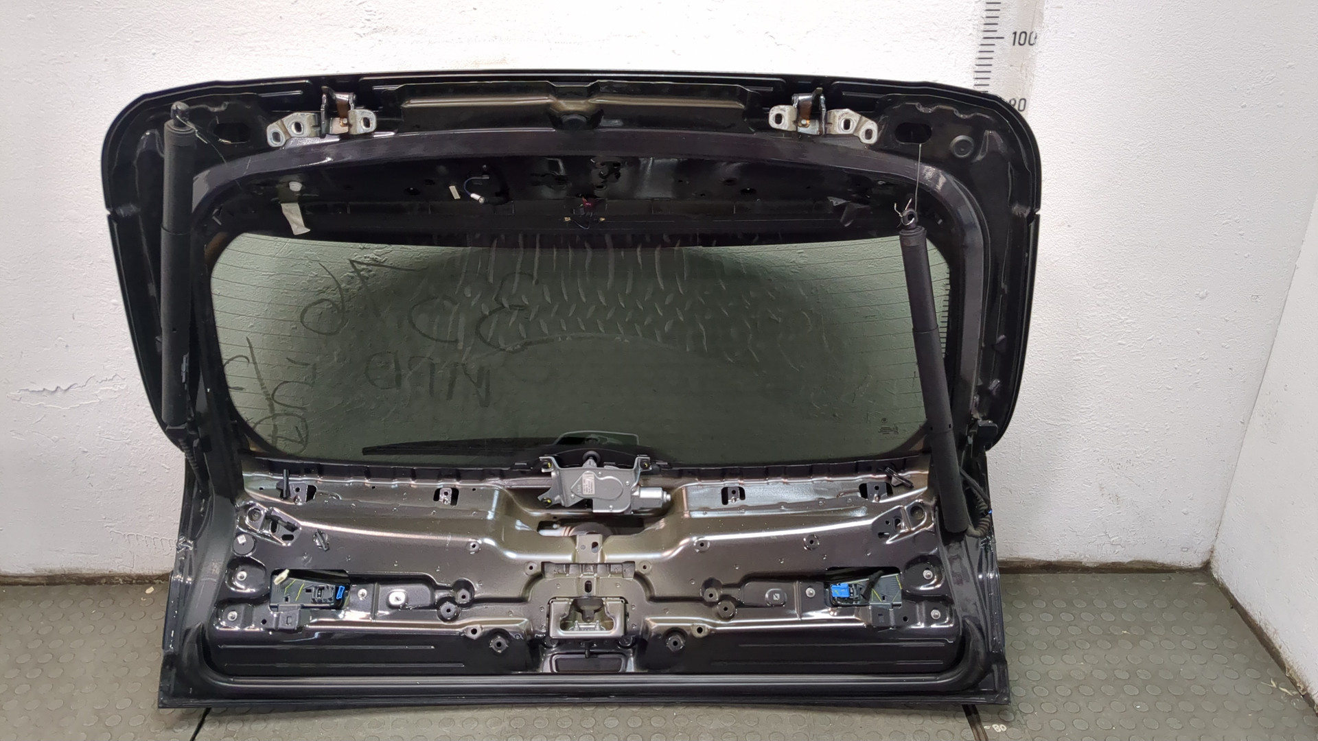 Дверь багажника