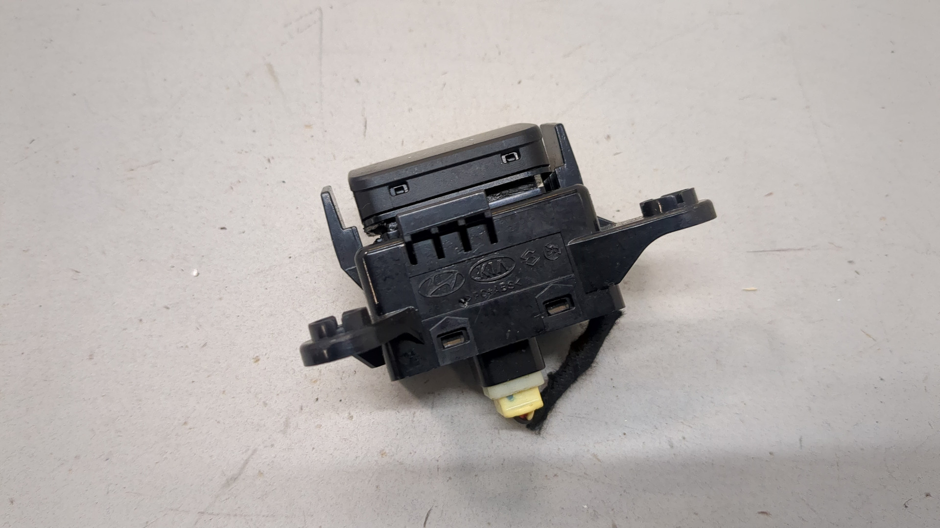 Кнопка открывания багажника