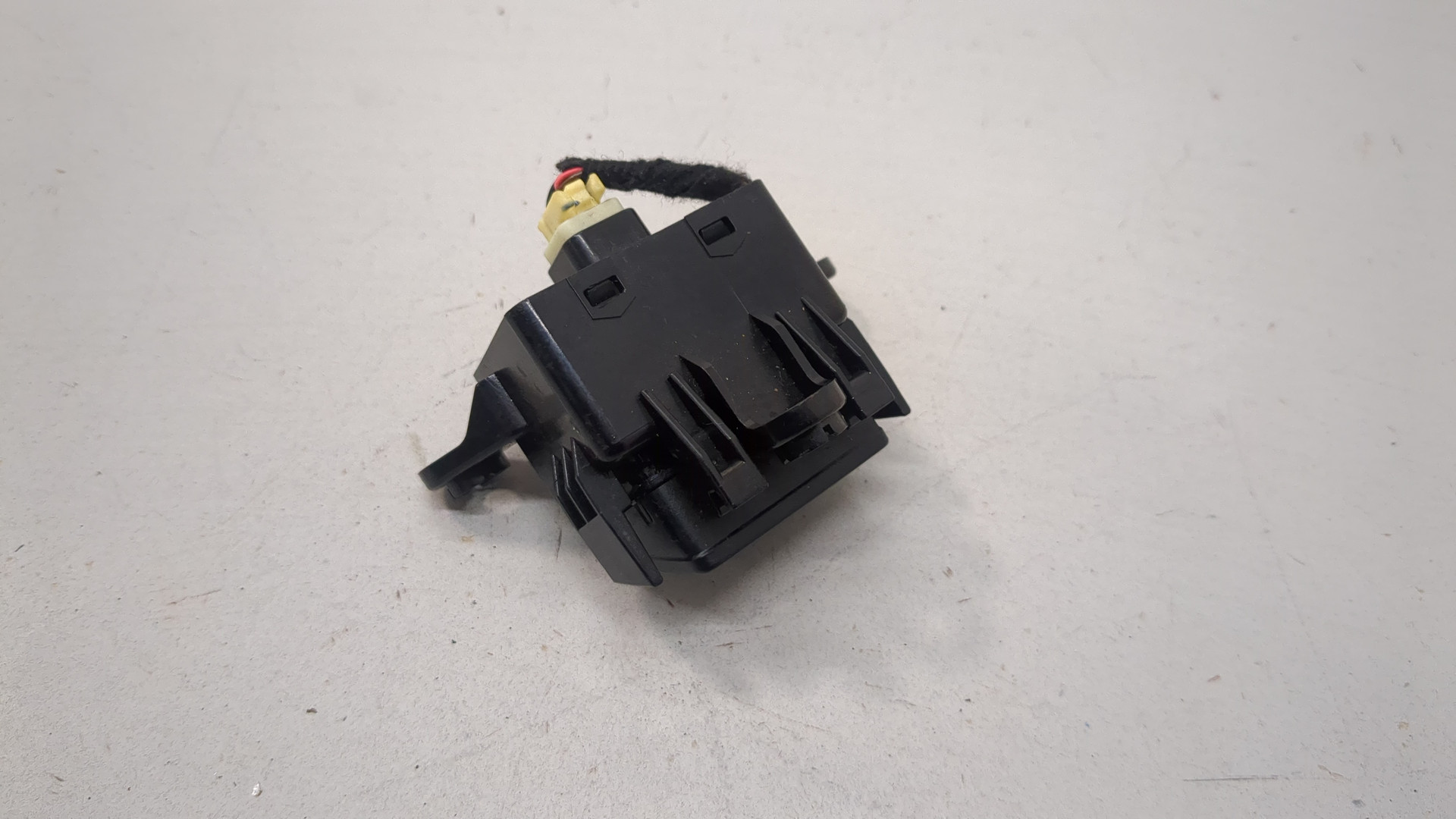 Кнопка открывания багажника